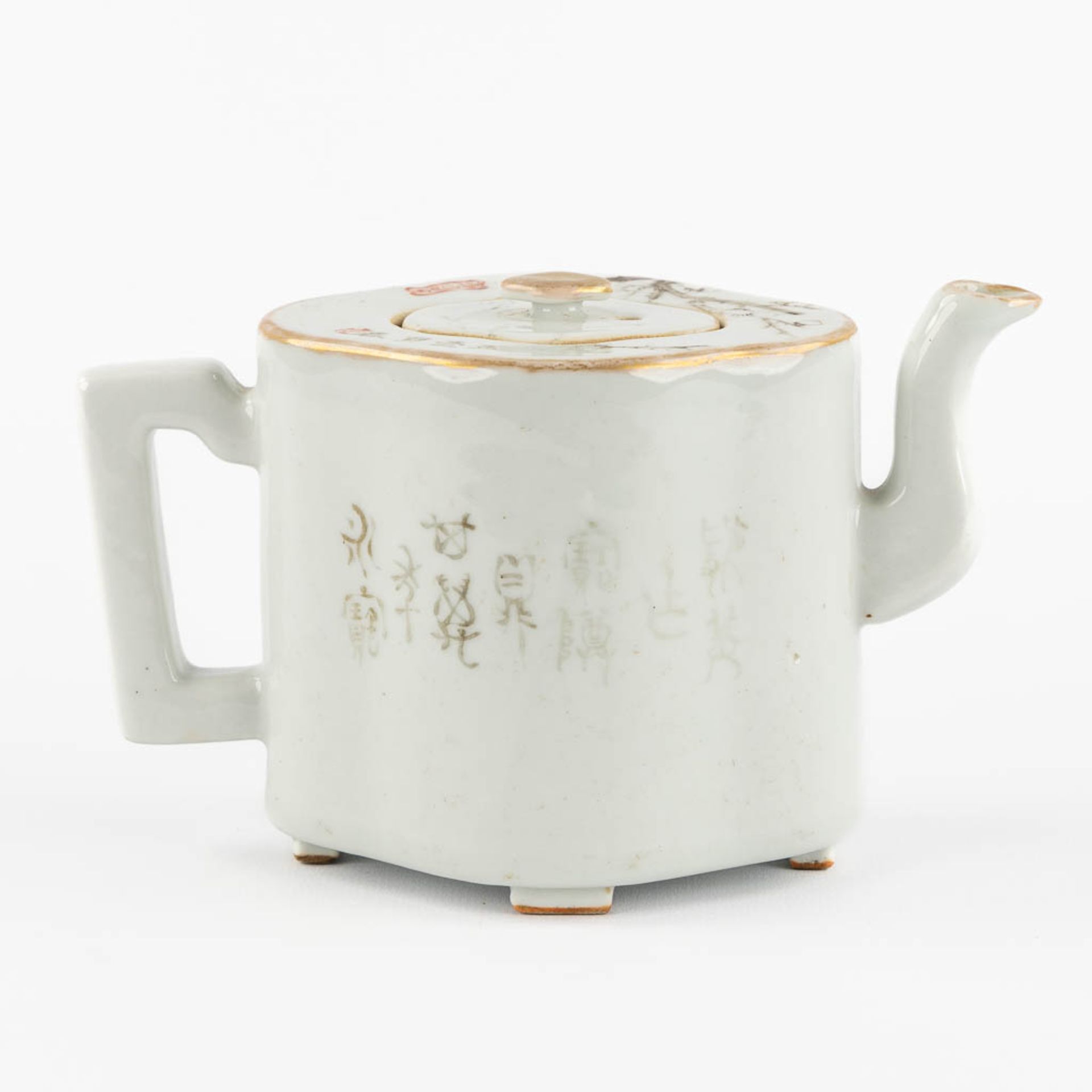 A Chinese teapot decorated with Fauna and Flora. Guangxu Mark. (L:9 x W:17 x H:10 cm) - Bild 5 aus 13