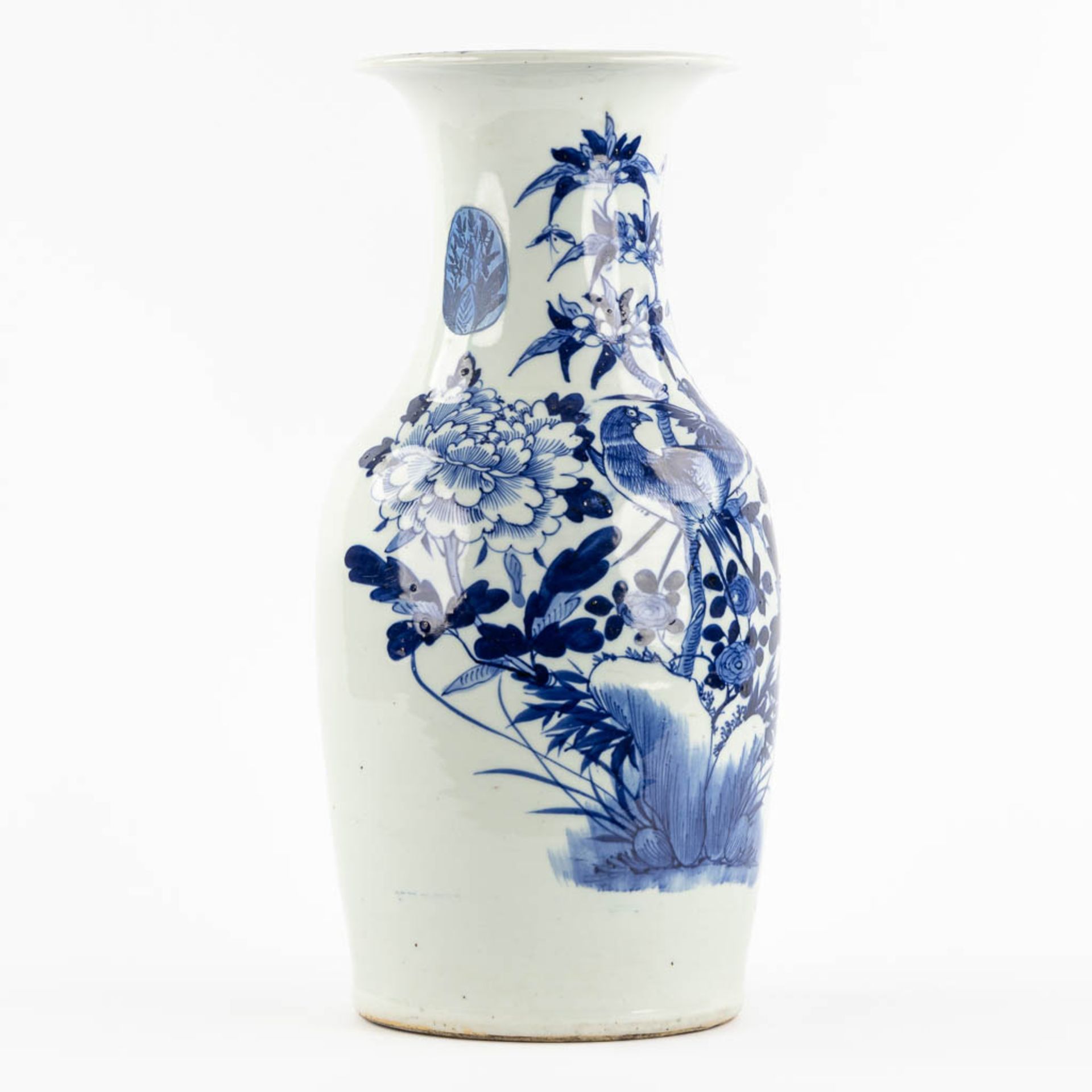 A Chinese vase with blue-white decor of birds and flowers. (H:43 x D:20 cm) - Bild 3 aus 11
