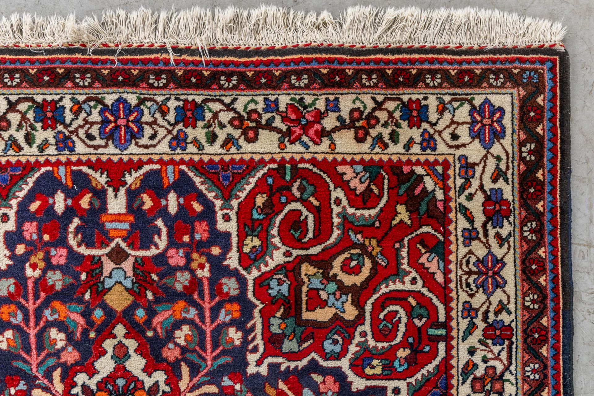 An Oriental hand-made carpet, Bakthiari. (L:237 x W:135 cm) - Image 4 of 7