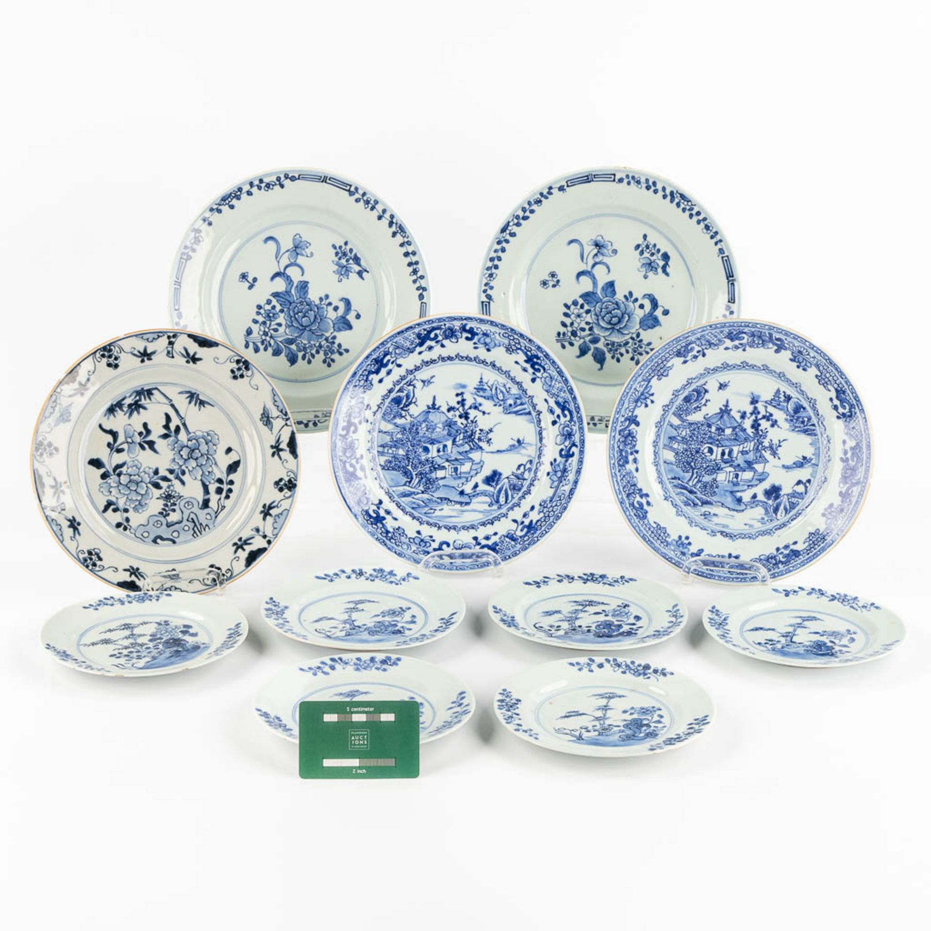 Eleven pieces of Chinese porcelain plates, blue-white decor. (D:24 cm) - Bild 2 aus 7