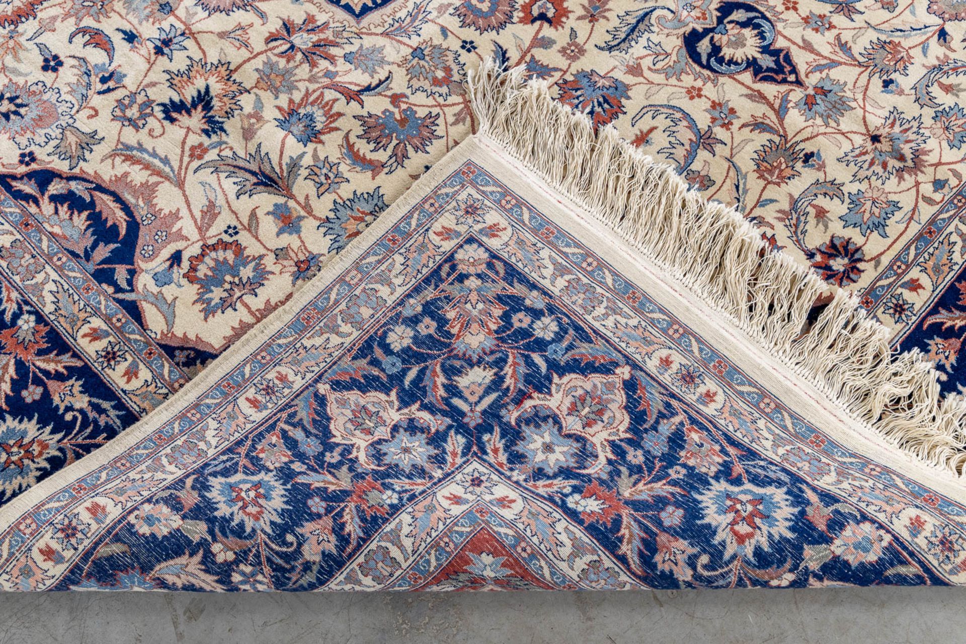 An Oriental hand-made carpet, Isfahan. (L:312 x W:250 cm) - Bild 8 aus 9