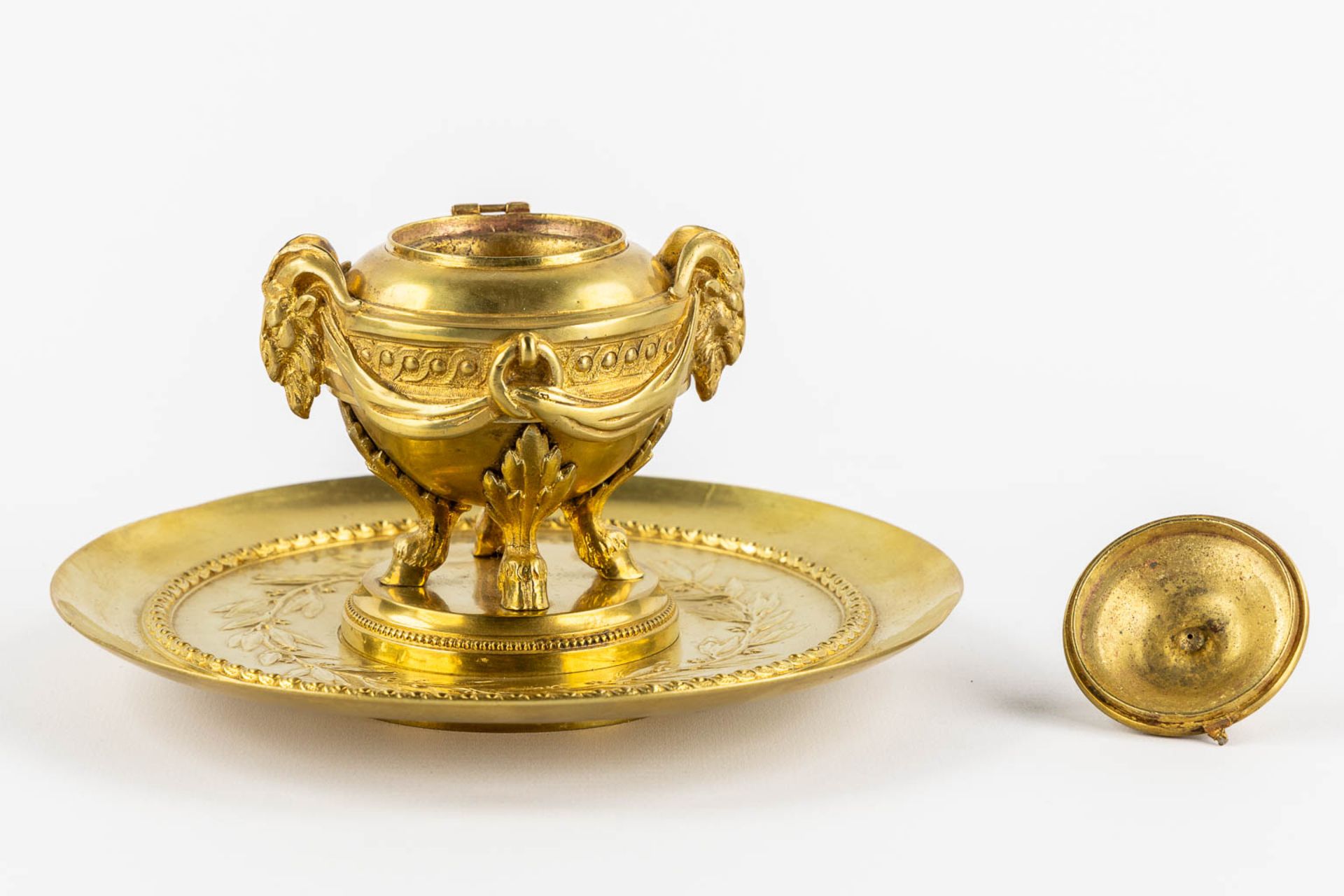 An inkpot decorated with ram's and garlands heads in Louis XVI style. Gilt bronze. (H:13 x D:19 cm) - Bild 6 aus 12