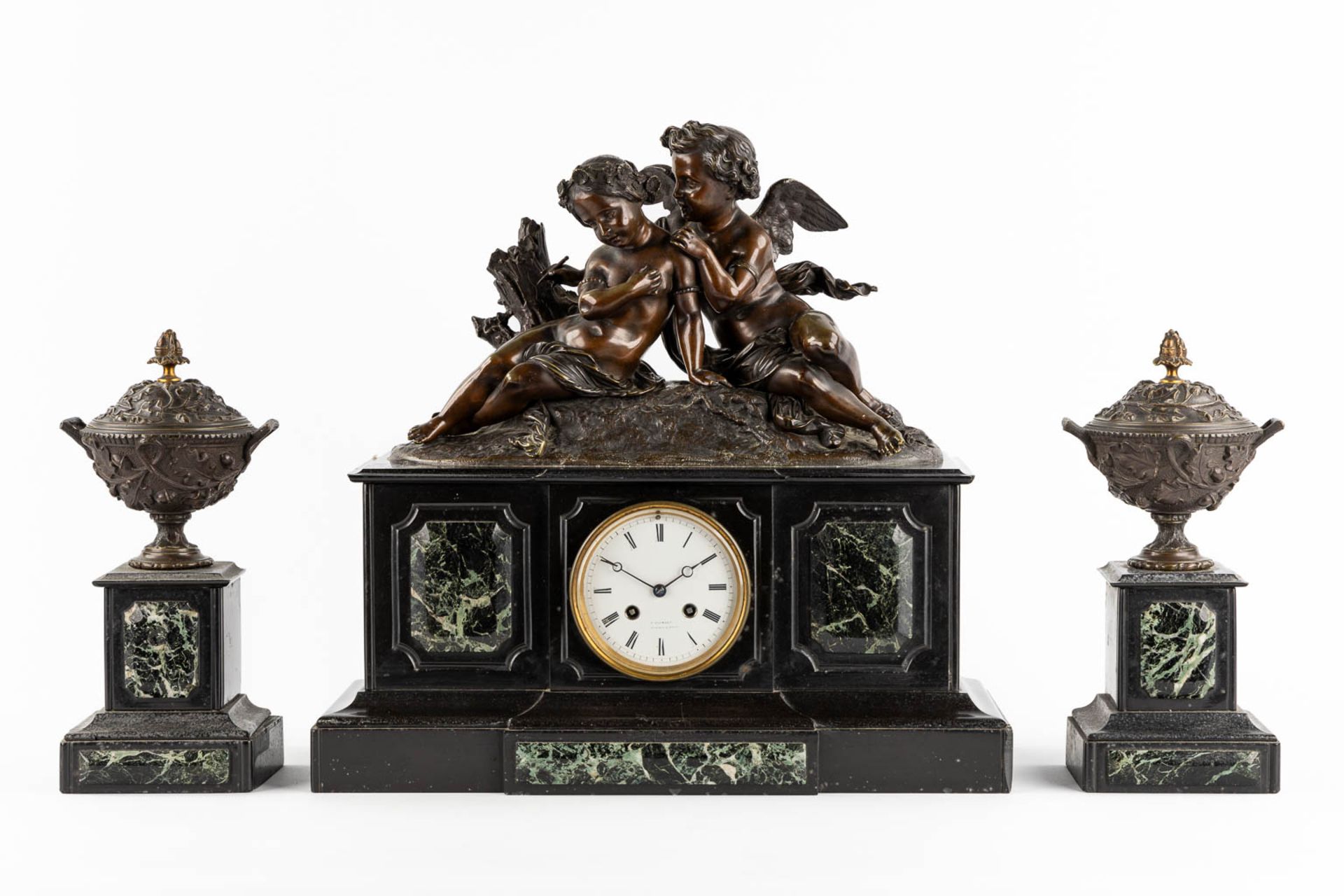 A three-piece mantle garniture clock and side pieces, patinated bronze on black marble. 19th C. (L:2 - Bild 3 aus 14