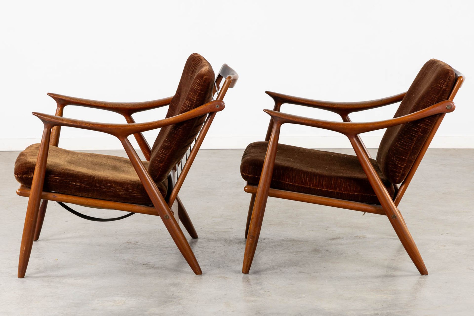 A pair of mid-century relax armchairs, teak. Scandinavia, 20th C. (L:83 x W:65 x H:70 cm) - Bild 5 aus 15