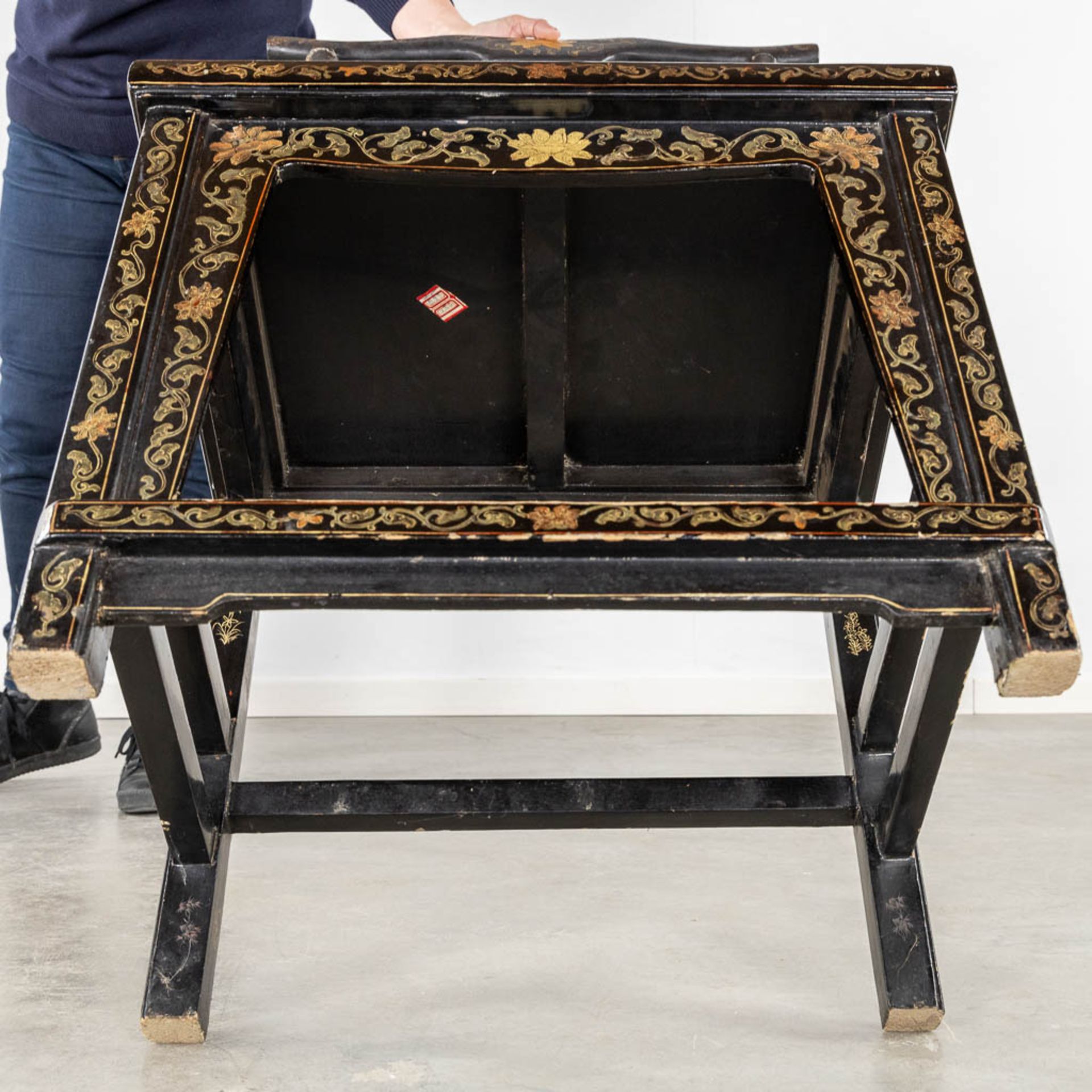 Two Chinese chairs, patinated wood decorated with Foo Lions and floral decor. 19th/20th C. (L:46 x W - Bild 8 aus 38
