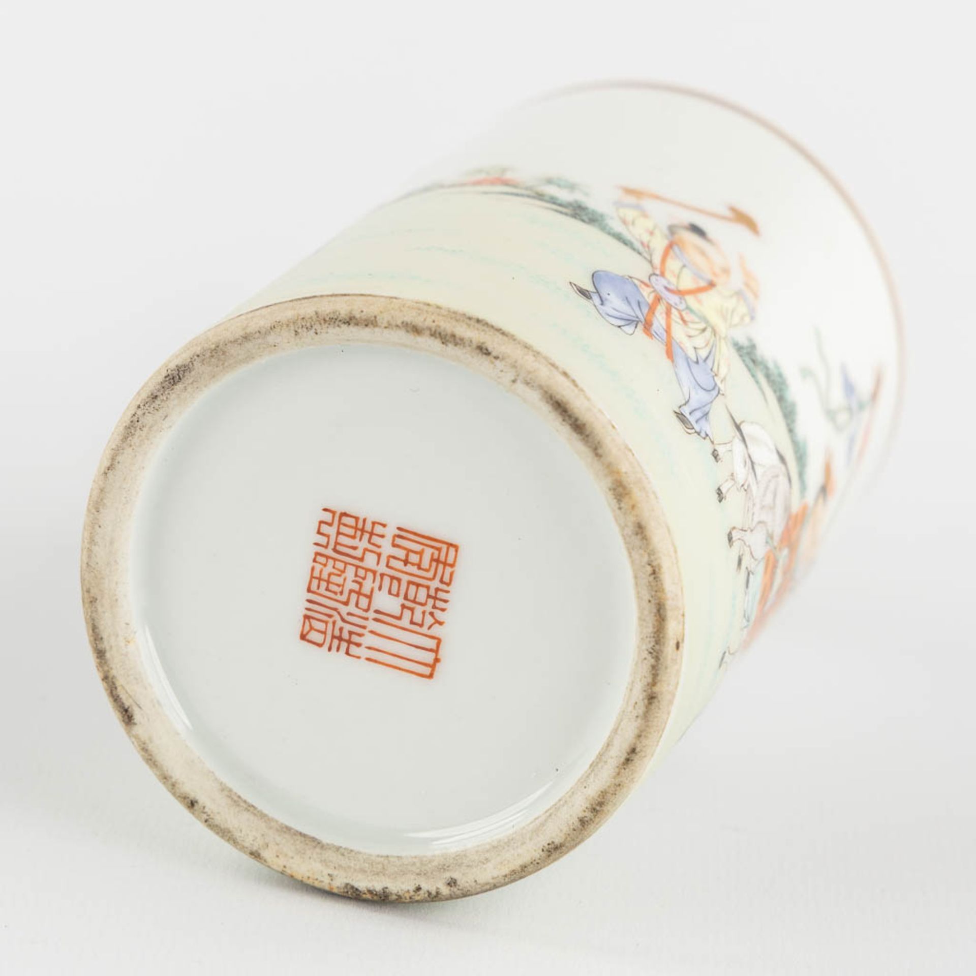 A small Chinese Brush Pot, decorated with Children in a parade, Qianlong mark. (H:12,5 x D:7,5 cm) - Bild 7 aus 13