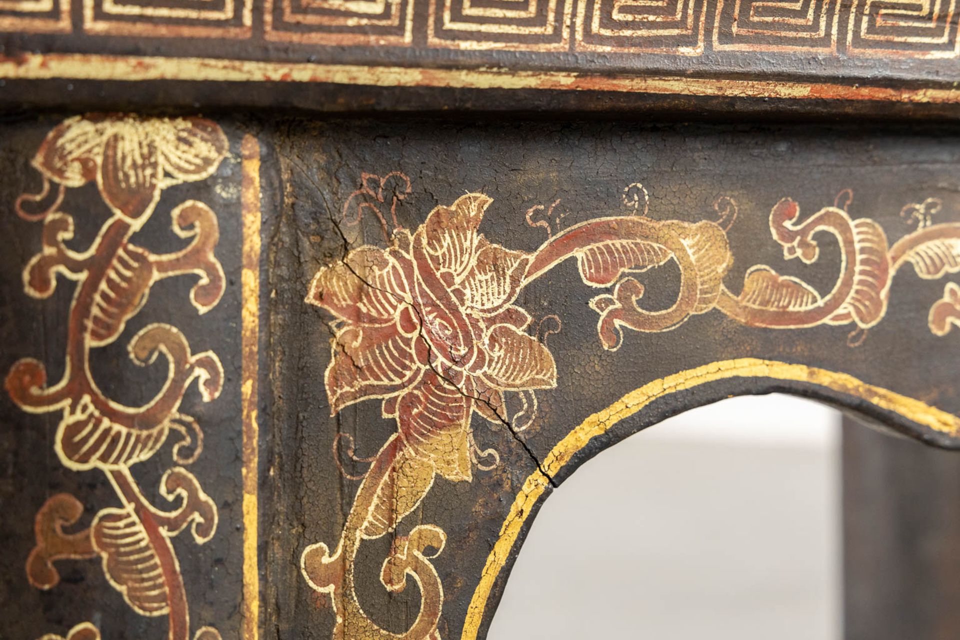 Two Chinese chairs, patinated wood decorated with Foo Lions and floral decor. 19th/20th C. (L:46 x W - Bild 36 aus 38