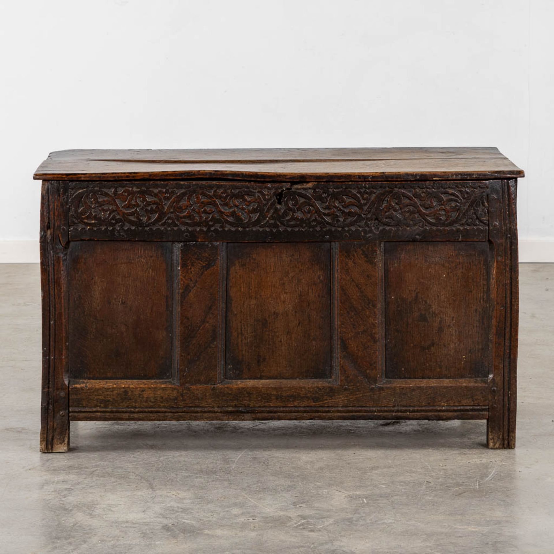 An antique wood-sculptured chest, 18th C. (L:52 x W:98 x H:56 cm) - Bild 3 aus 9