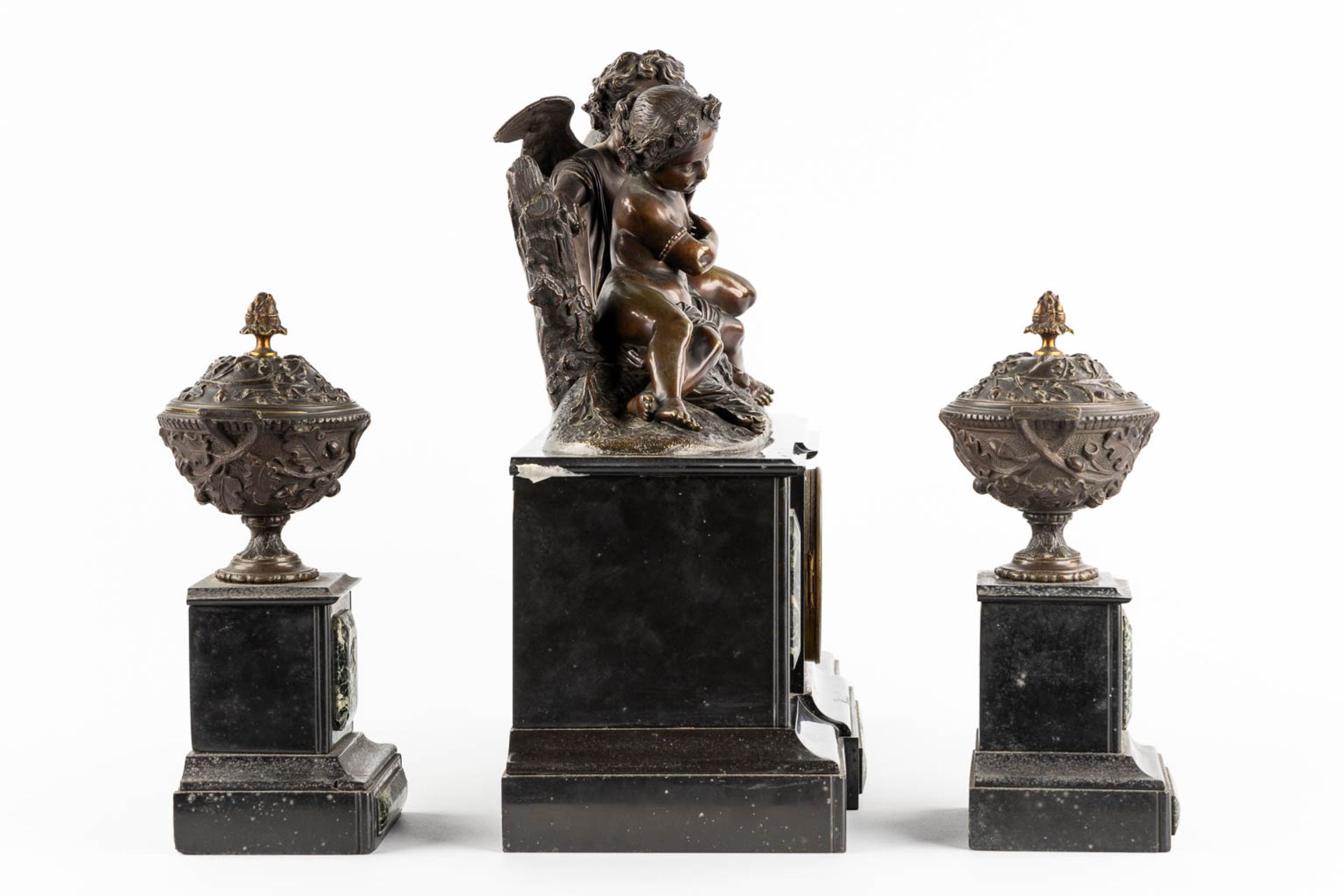 A three-piece mantle garniture clock and side pieces, patinated bronze on black marble. 19th C. (L:2 - Bild 4 aus 14