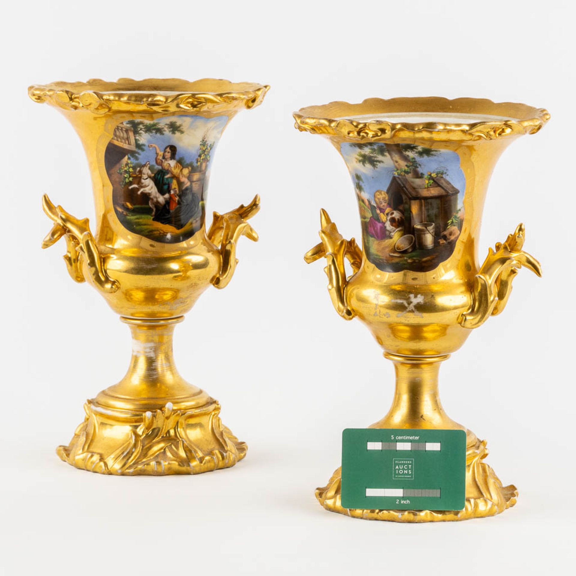 A pair of urns, Old Paris porcelain, hand-painted and gilt decor. 19th C. (H:27 x D:18 cm) - Image 2 of 14