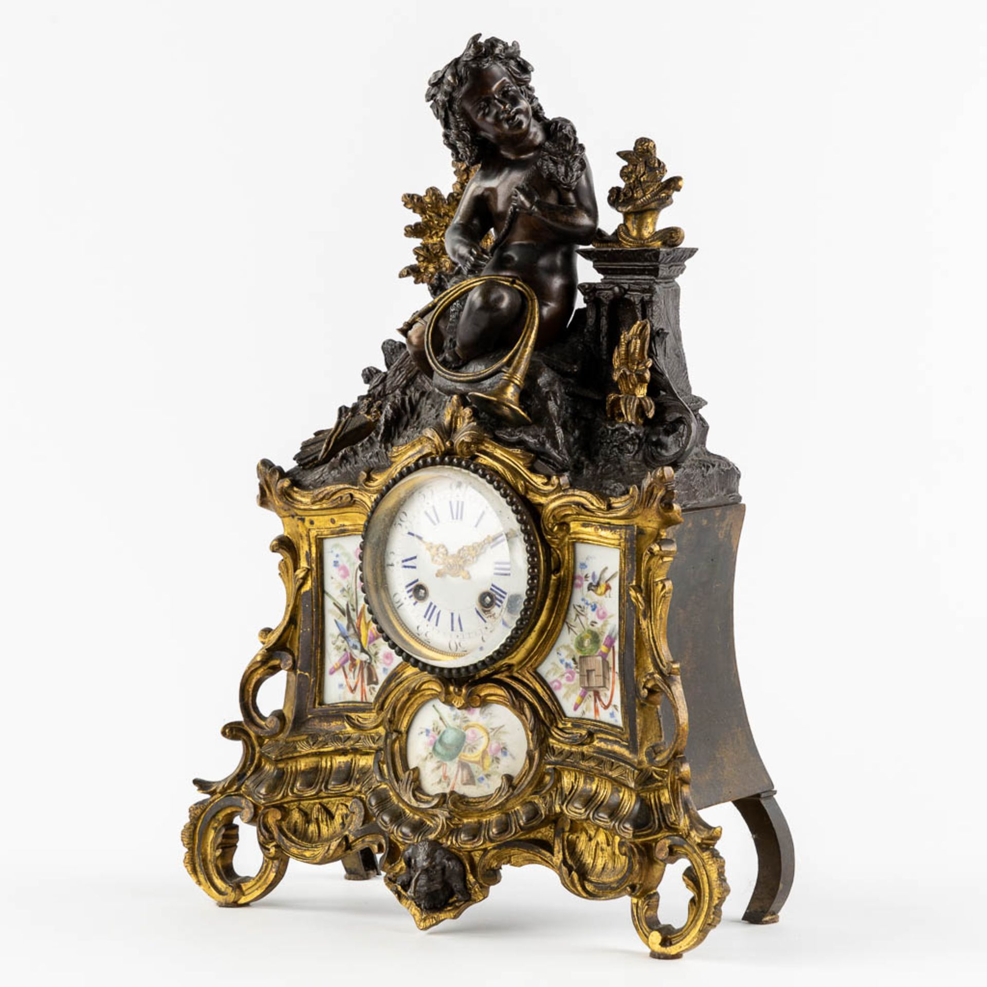 An mantle clock, gilt and patinated bronze in Louis XV style, porcelain plaques. 19th C. (L:13 x W:3 - Bild 3 aus 11