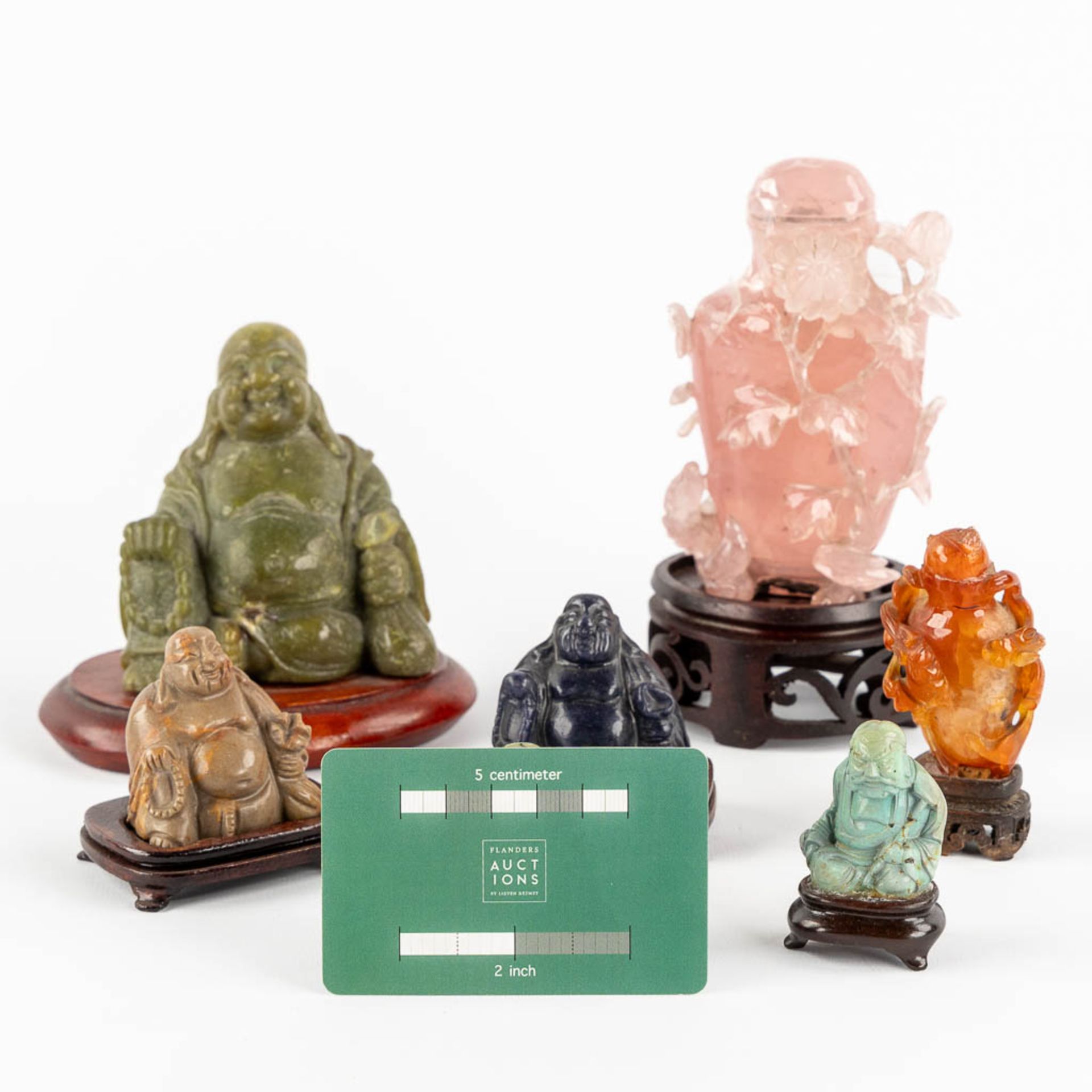 Six Buddha and a snuff bottle, Sculptured hardstones or jade. China. (L:6 x W:8 x H:11,5 cm) - Bild 2 aus 16