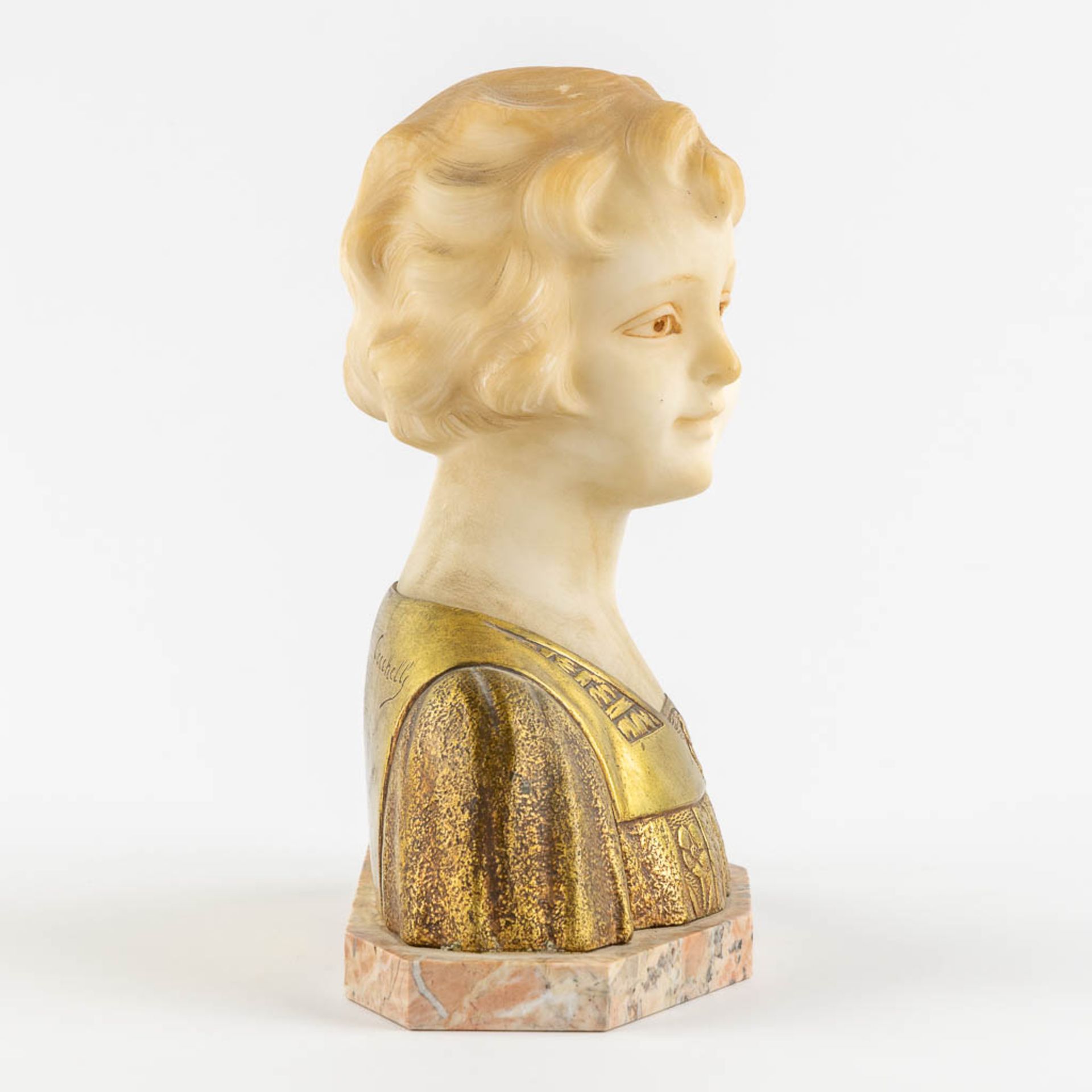 Bust of a Young Lady, gilt bronze and sculptured alabaster. Signed Cecchelli. (L:12 x W:26 x H:28 cm - Bild 7 aus 10
