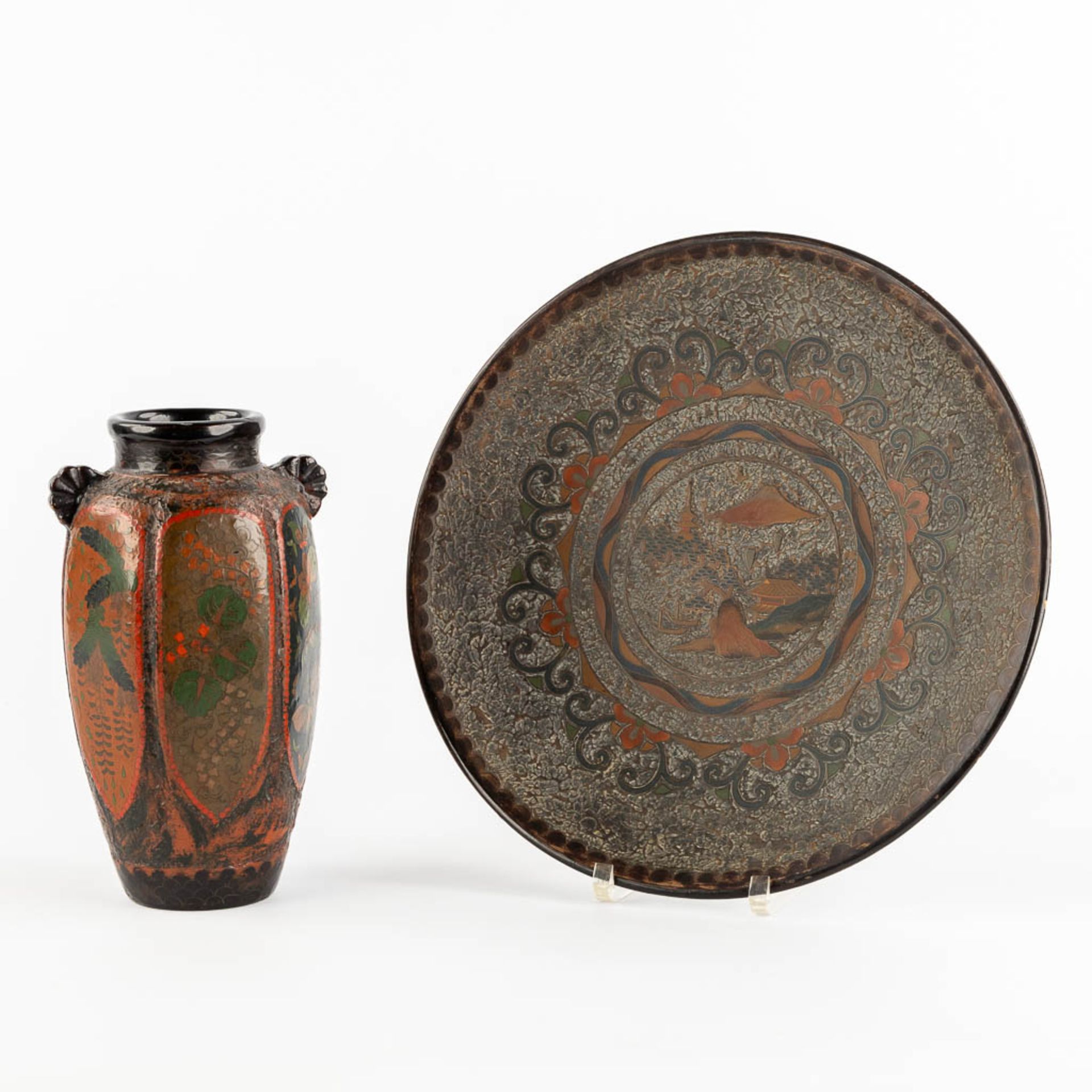 A Japanese vase and plate, stoneware inlaid with copper. Circa 1920. (H:22 x D:31 cm)