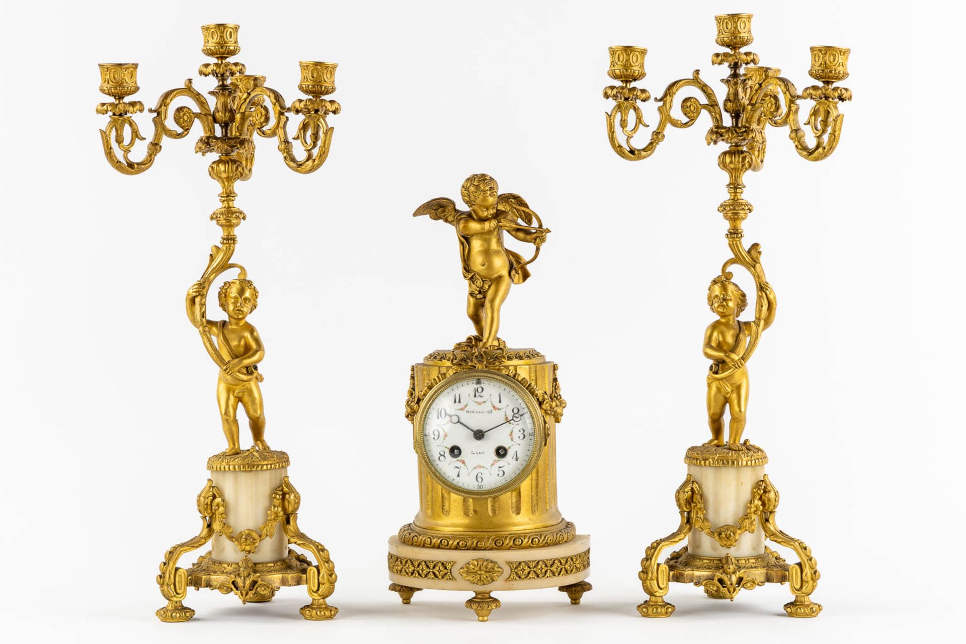 A three-piece Neoclassical mantle garniture, clock with candelabra, Cupid and Putti. 19th C. (L:13 x - Bild 3 aus 13