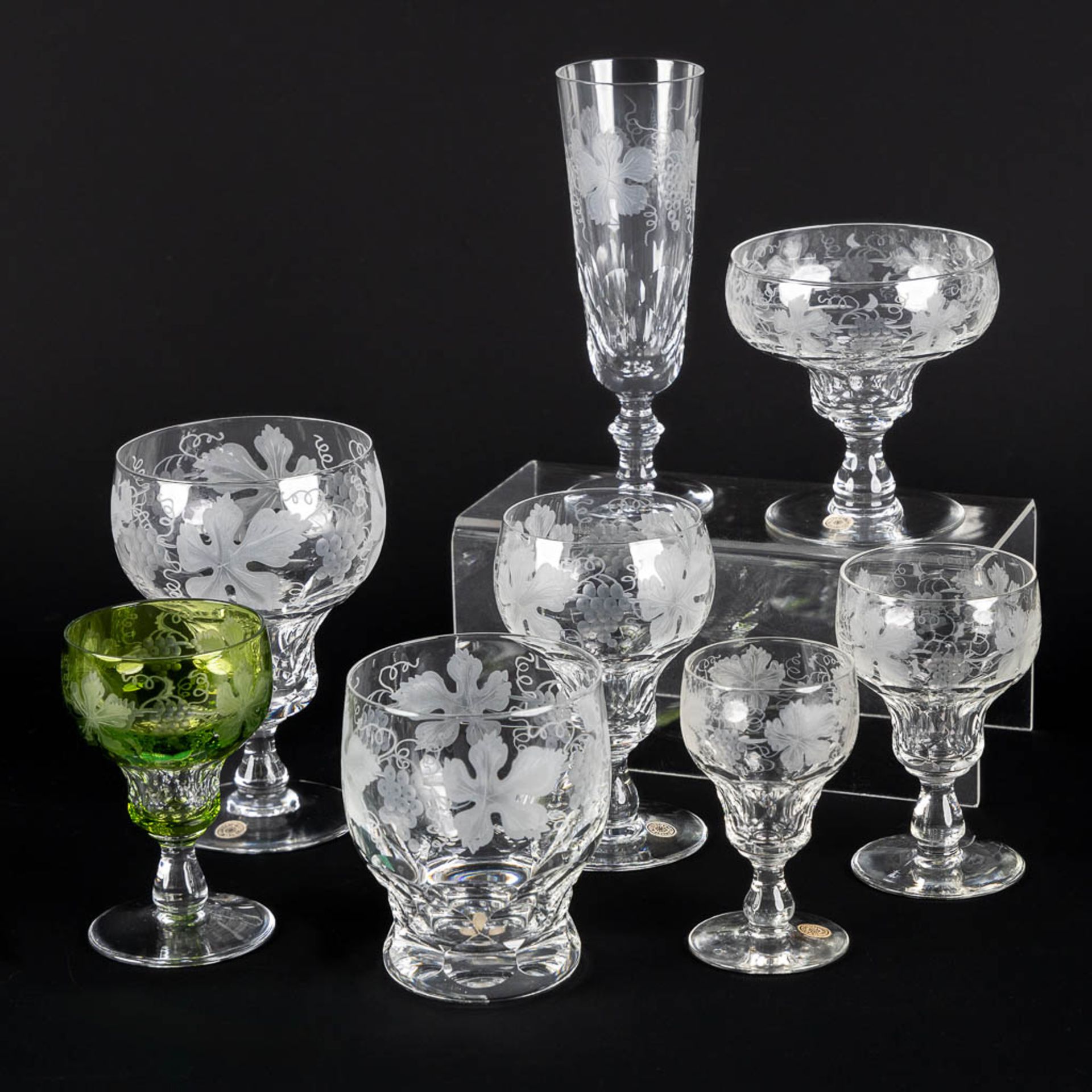 Val Saint Lambert, a large glass service decorated with grapes and vines. 108 pieces. (H:16,3 cm)