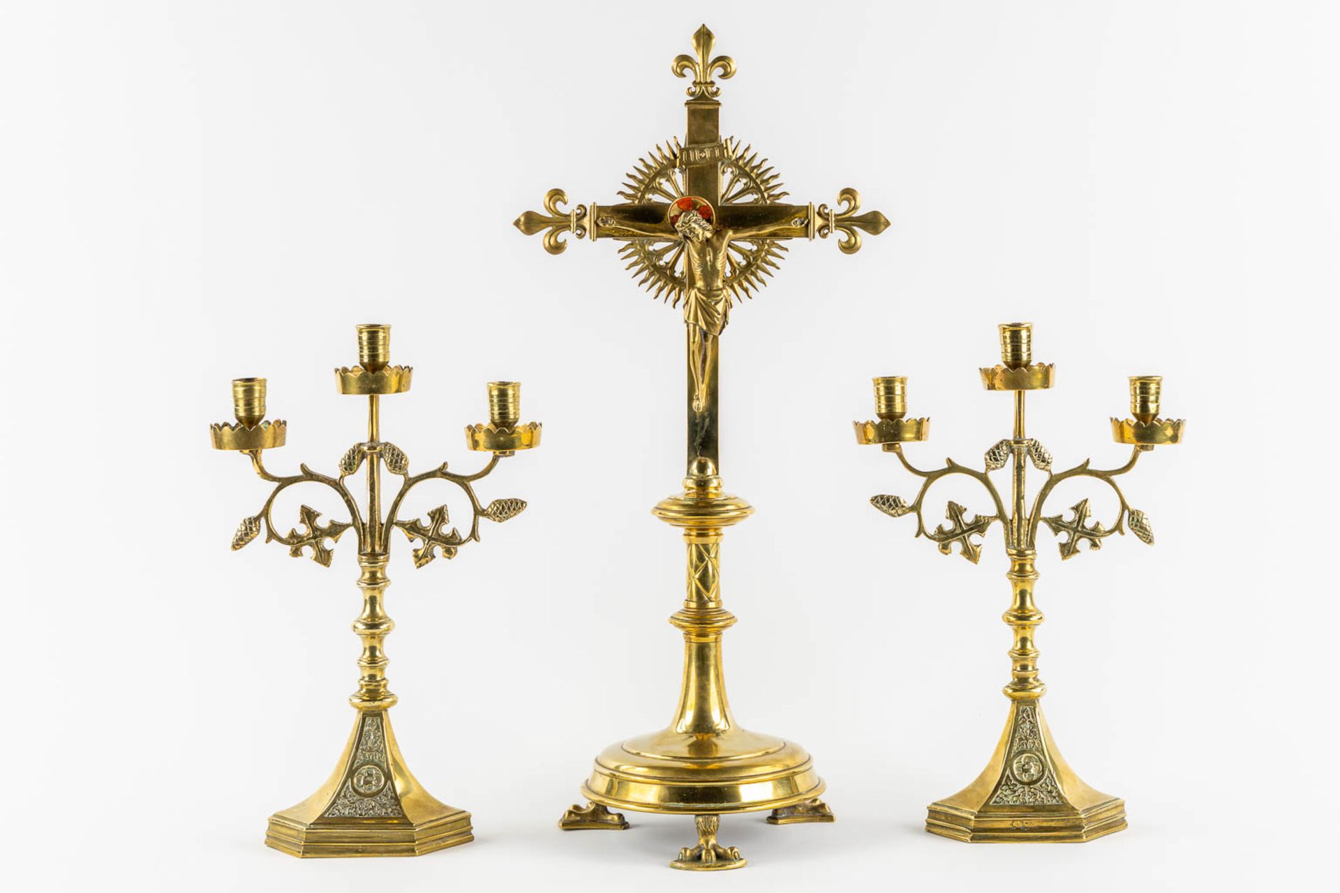 An altar crucifix with two matching candelabra. Gilt brass. Gothic Revival. (L:20 x W:29 x H:60 cm) - Bild 3 aus 14