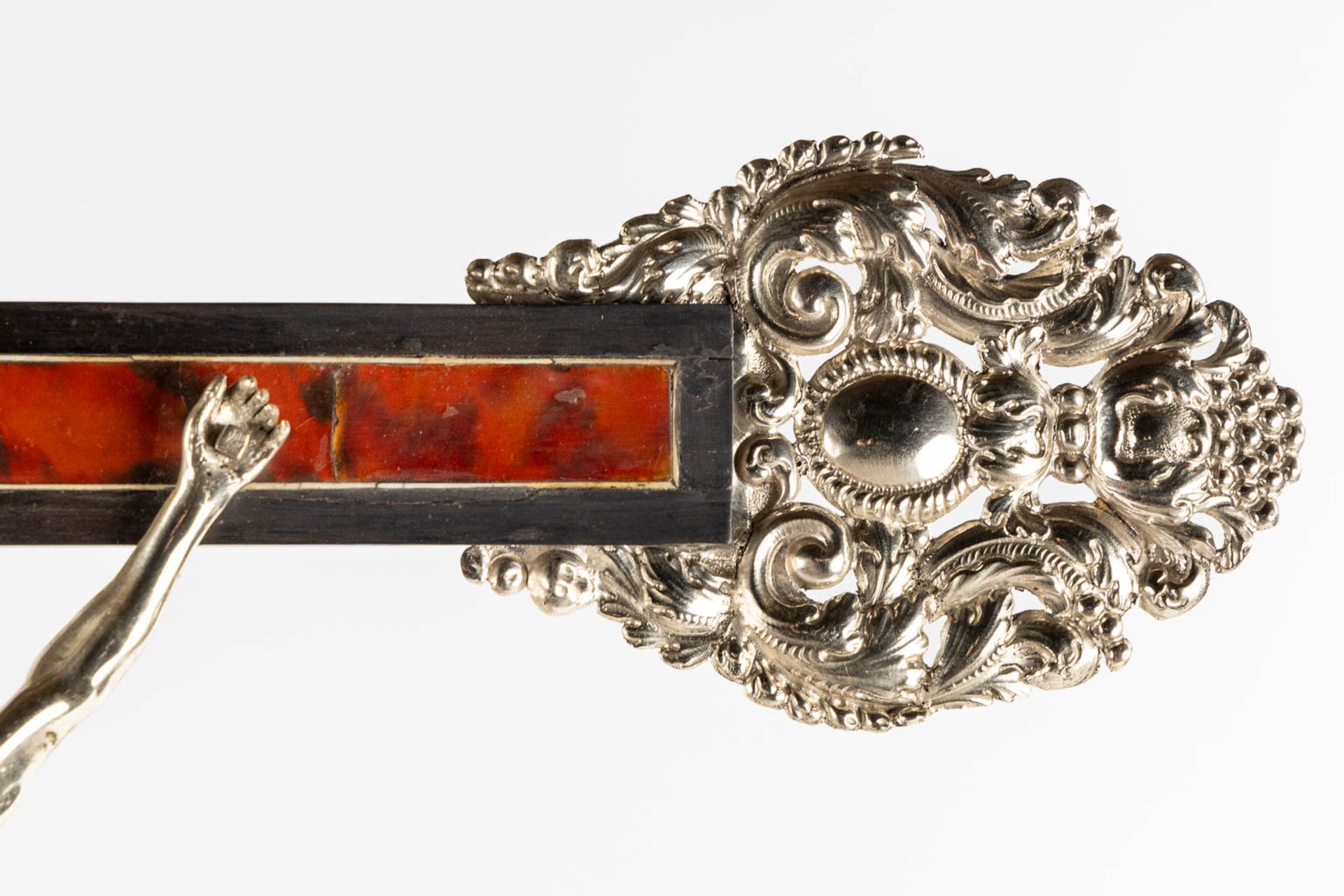 An exceptional crucifix, ebonised wood, tortoise shell inlay and silver-plated metal. 17th/18th C. ( - Bild 9 aus 13
