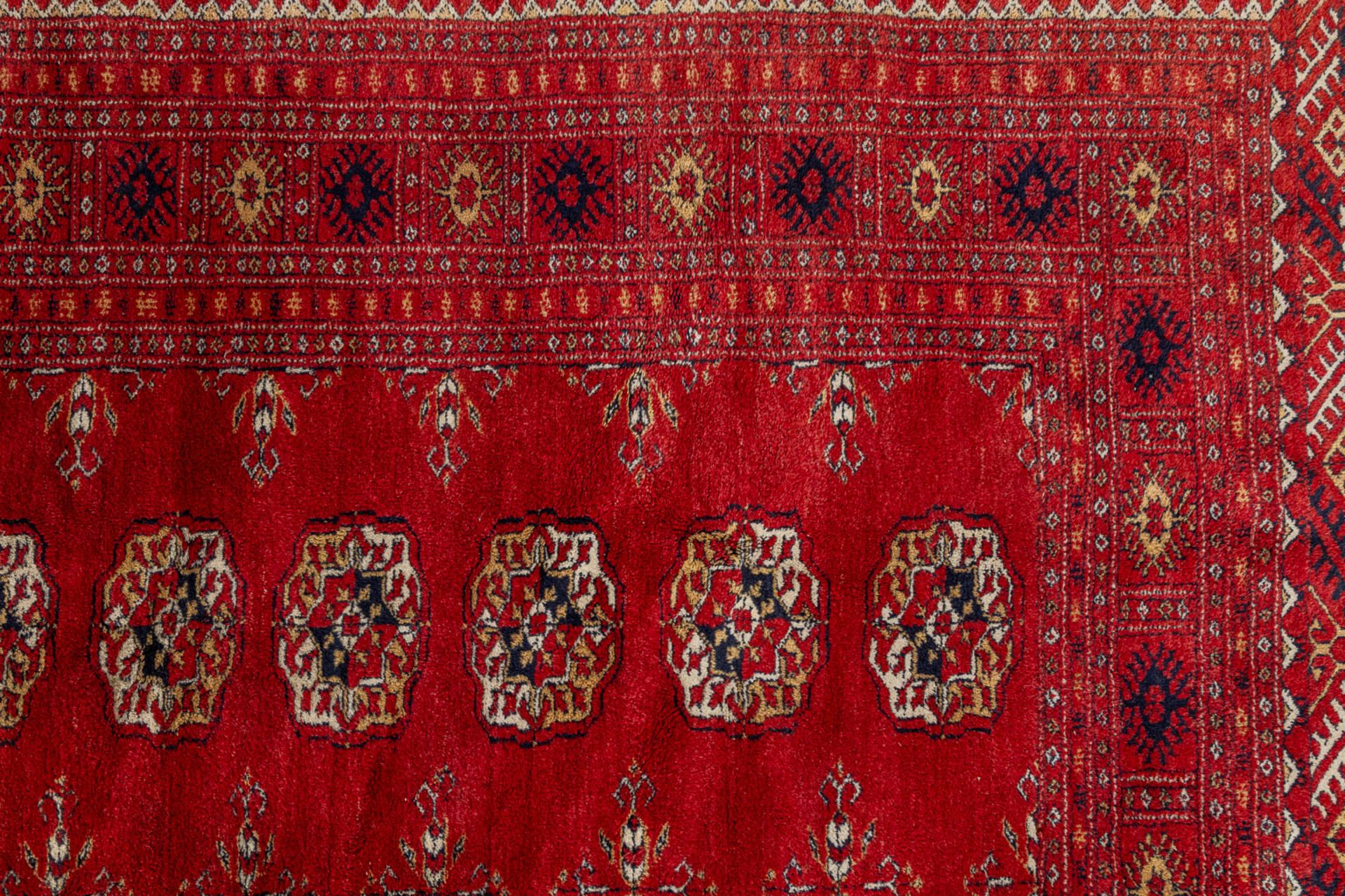 An Oriental hand-made carpet, Turkmenistan, Bucchara. (L:317 x W:252 cm) - Bild 4 aus 7