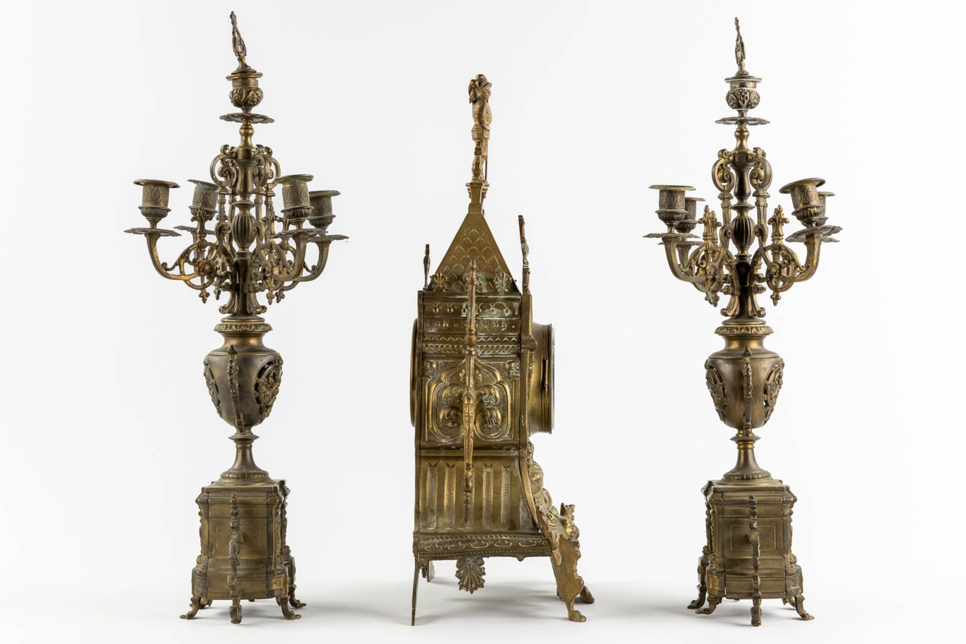 A three-piece mantle garniture in the shape of a castle with a knight, patinated bronze. Circa 1900. - Bild 4 aus 14