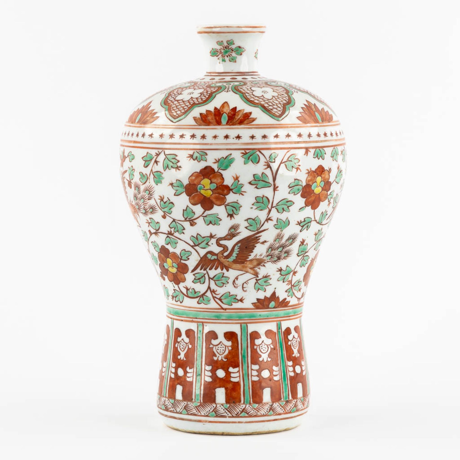 A Chinese Meiping vase, Famille verte decorated with Phoenix. 20th C. (H:31 x D:18 cm) - Bild 5 aus 11