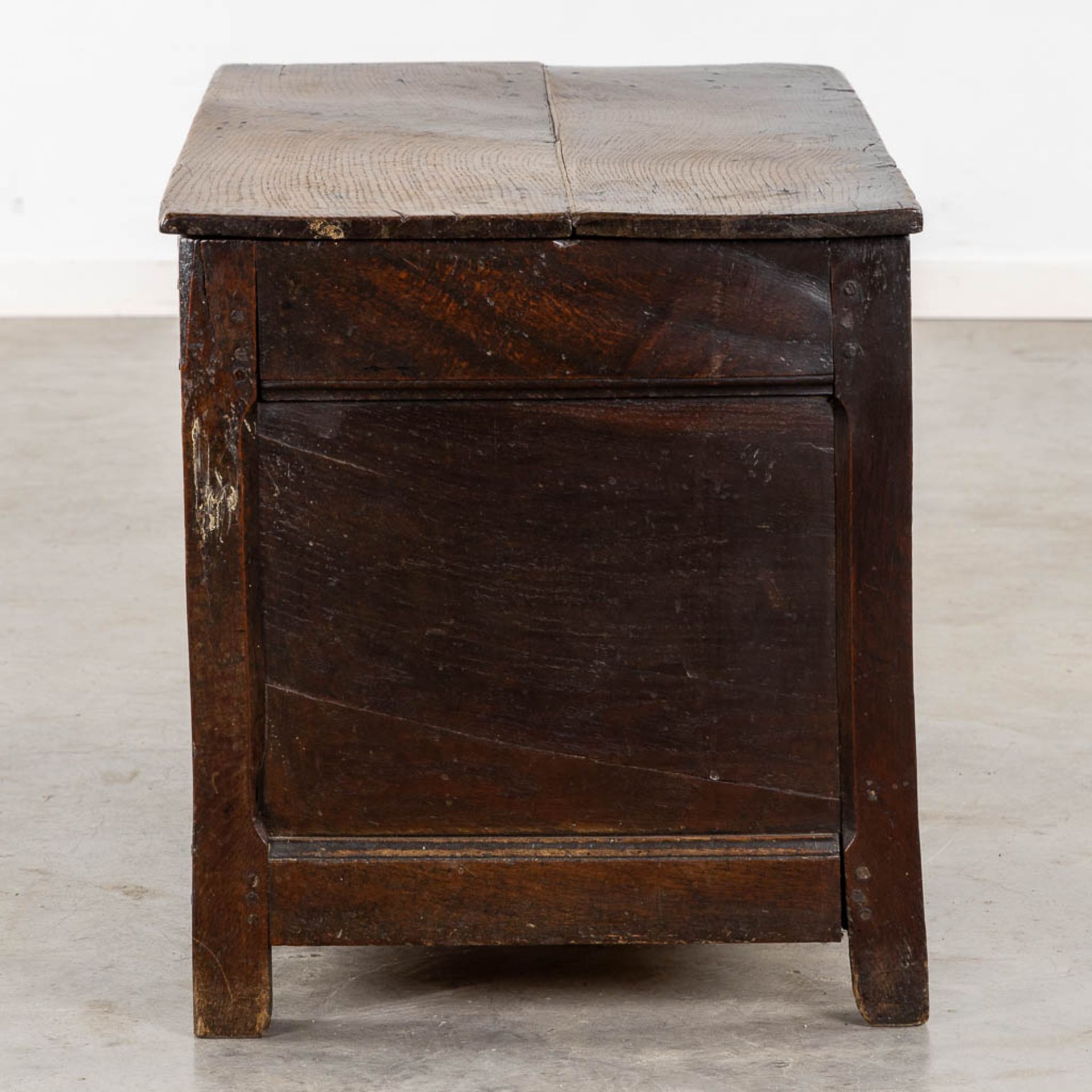 An antique wood-sculptured chest, 18th C. (L:52 x W:98 x H:56 cm) - Bild 5 aus 9