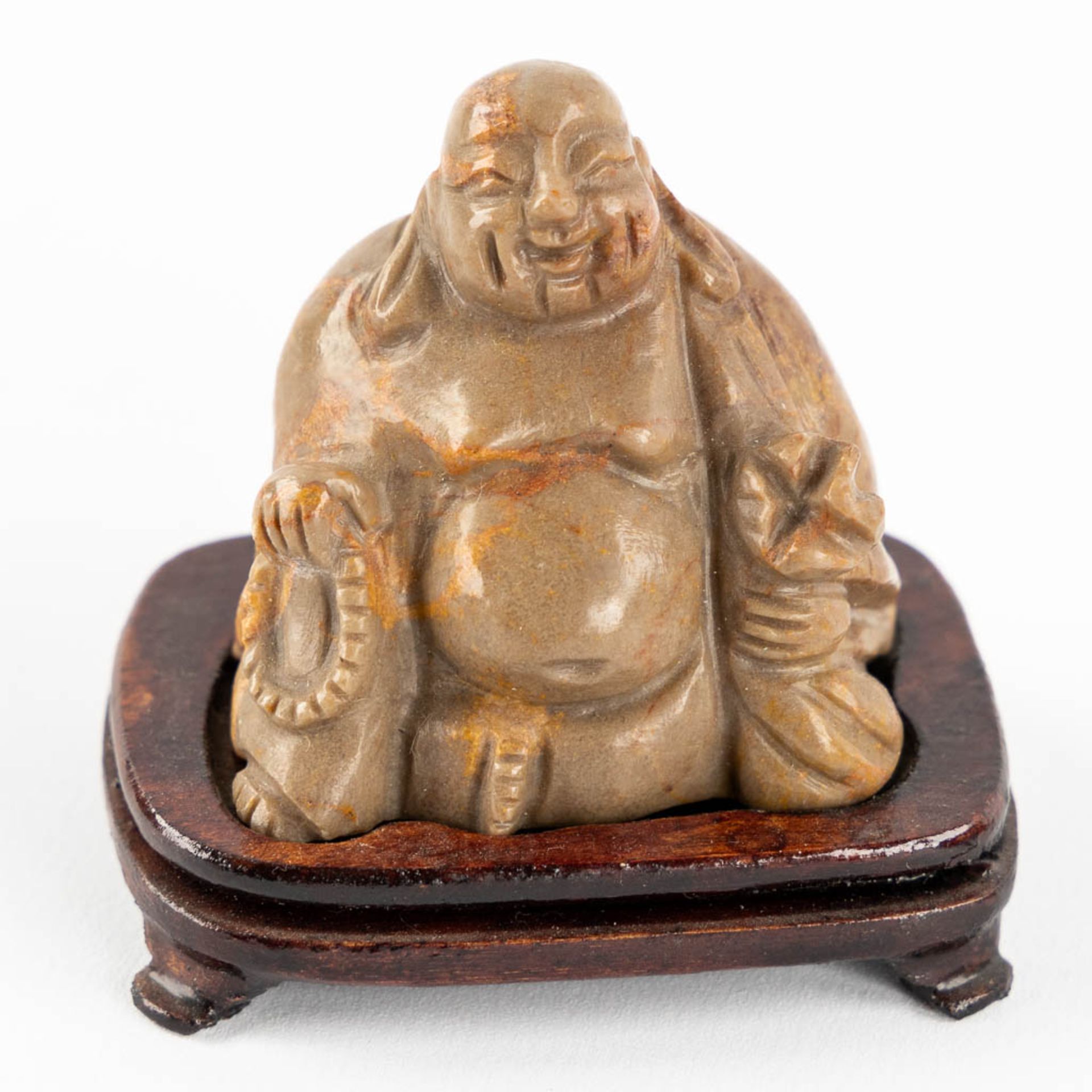 Six Buddha and a snuff bottle, Sculptured hardstones or jade. China. (L:6 x W:8 x H:11,5 cm) - Image 10 of 16