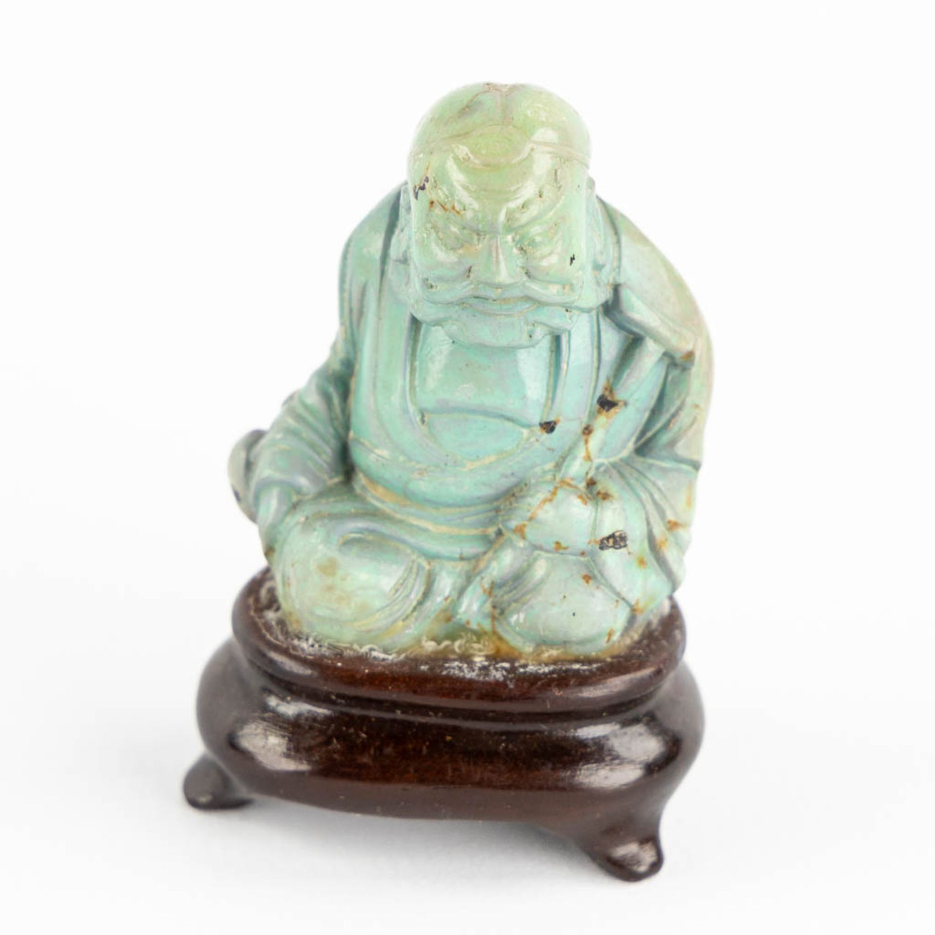 Six Buddha and a snuff bottle, Sculptured hardstones or jade. China. (L:6 x W:8 x H:11,5 cm) - Image 16 of 16