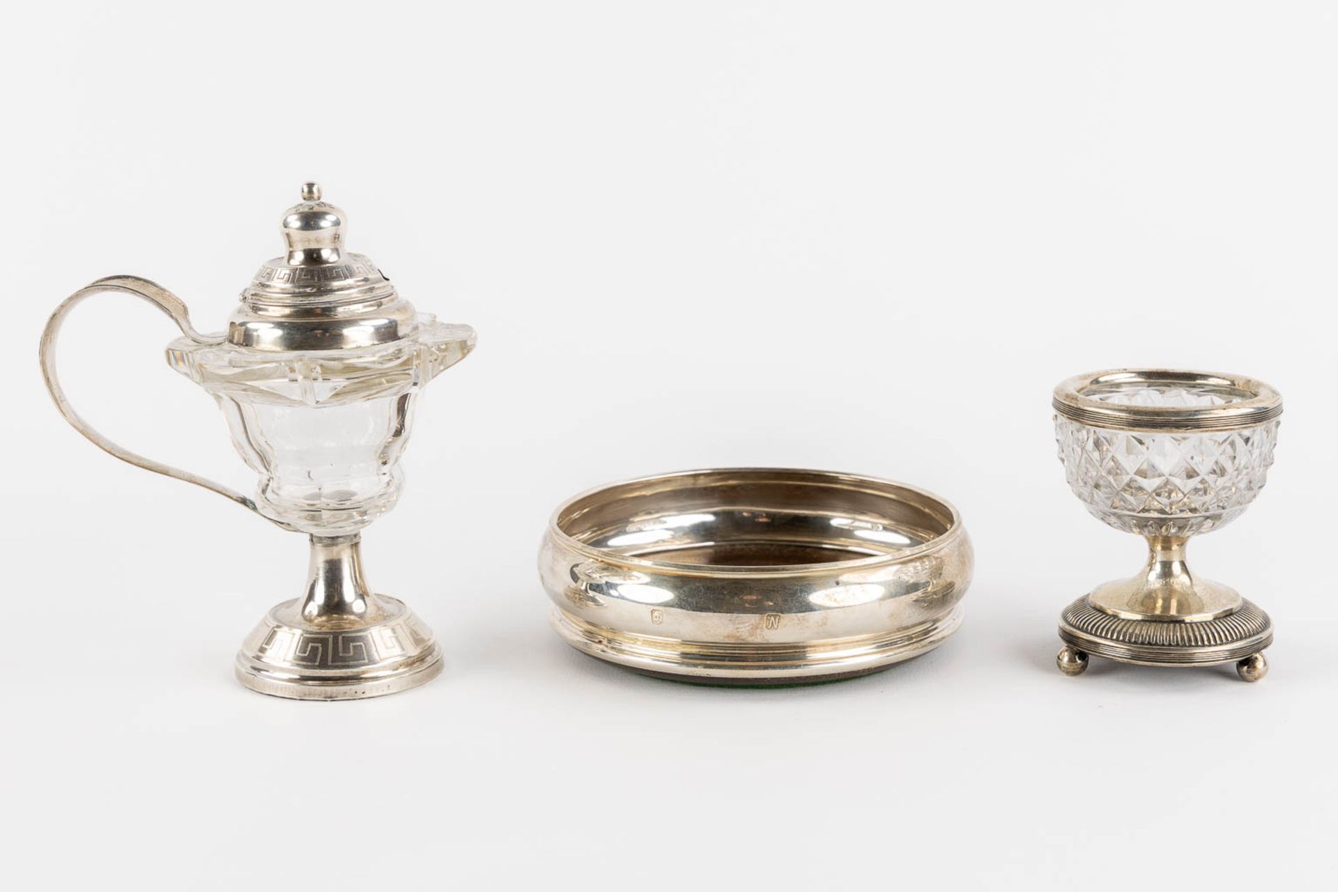 A large collection of silver and glass items, picture frames, serving ware and table accessories. 19 - Image 16 of 19