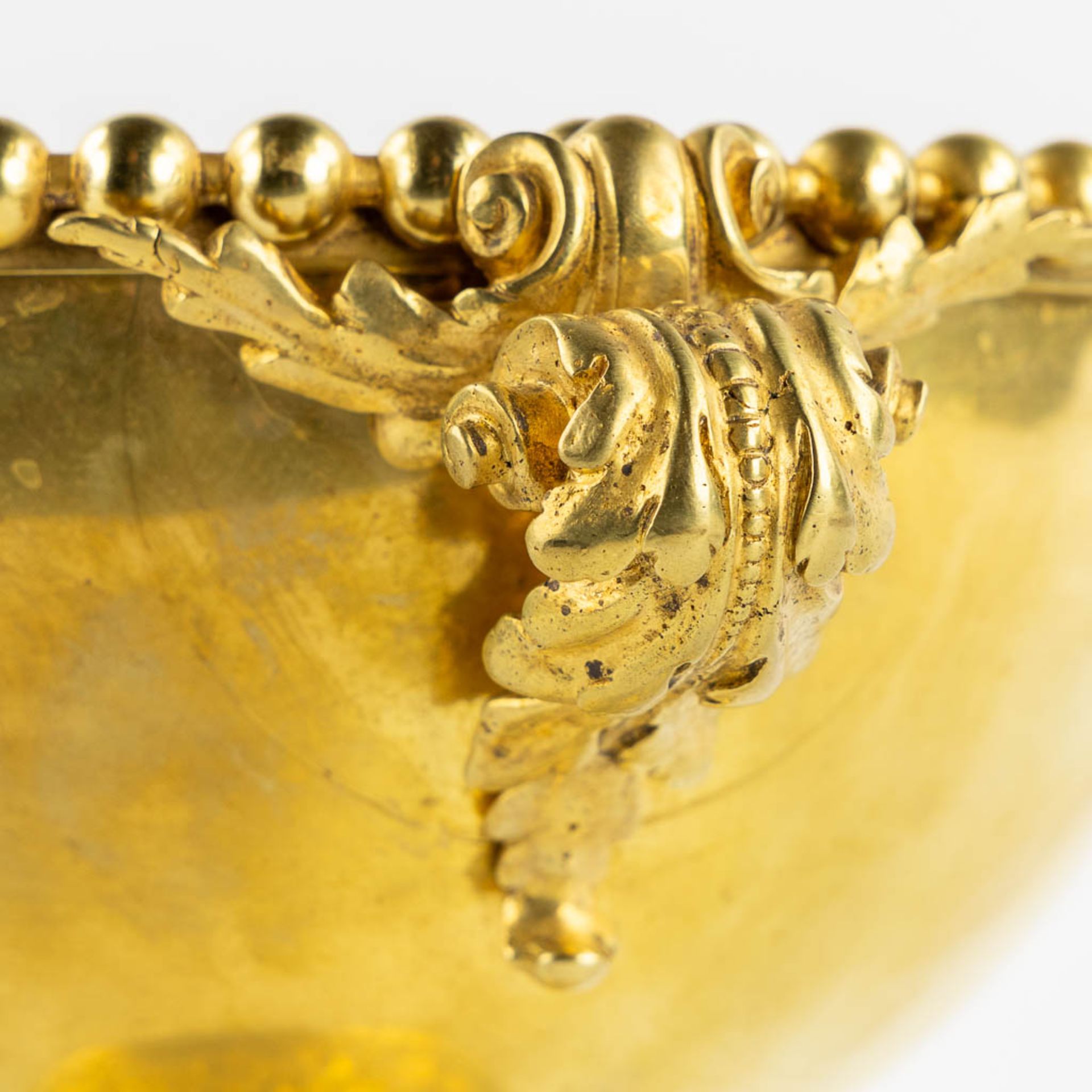 A table centerpiece with acanthus leaves, gilt bronze. 19th C. (L:19 x W:24,5 x H:20 cm) - Bild 8 aus 10