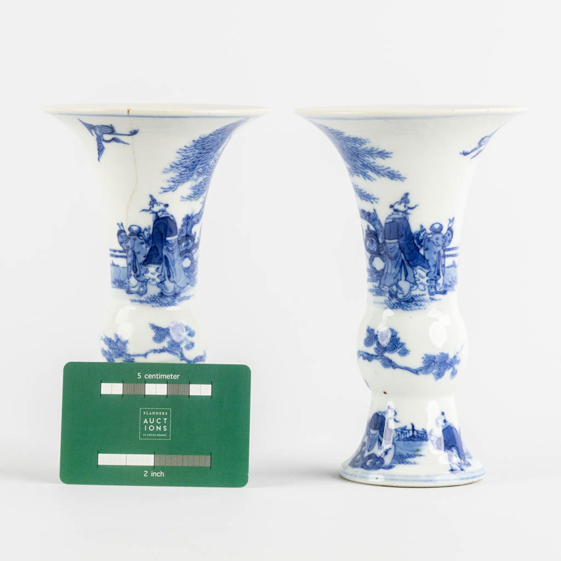 A pair of Chinese 'Gu' vases, blue-white. Marked Yongzheng Reign. 19th/20th C. (H:17 x D:10,5 cm) - Bild 2 aus 9