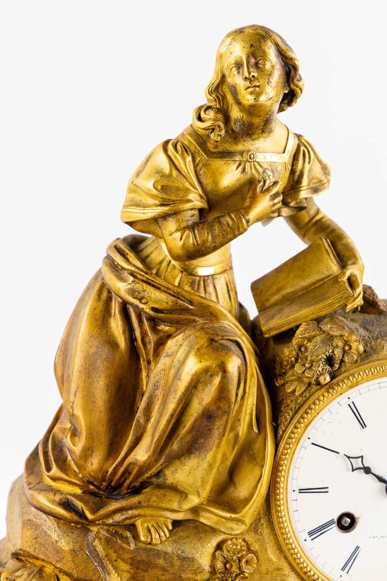 A mantle clock, gilt bronze depicting a reading lady. Louis Philippe, 19th C. (L:15 x W:38 x H:45 cm - Image 7 of 10