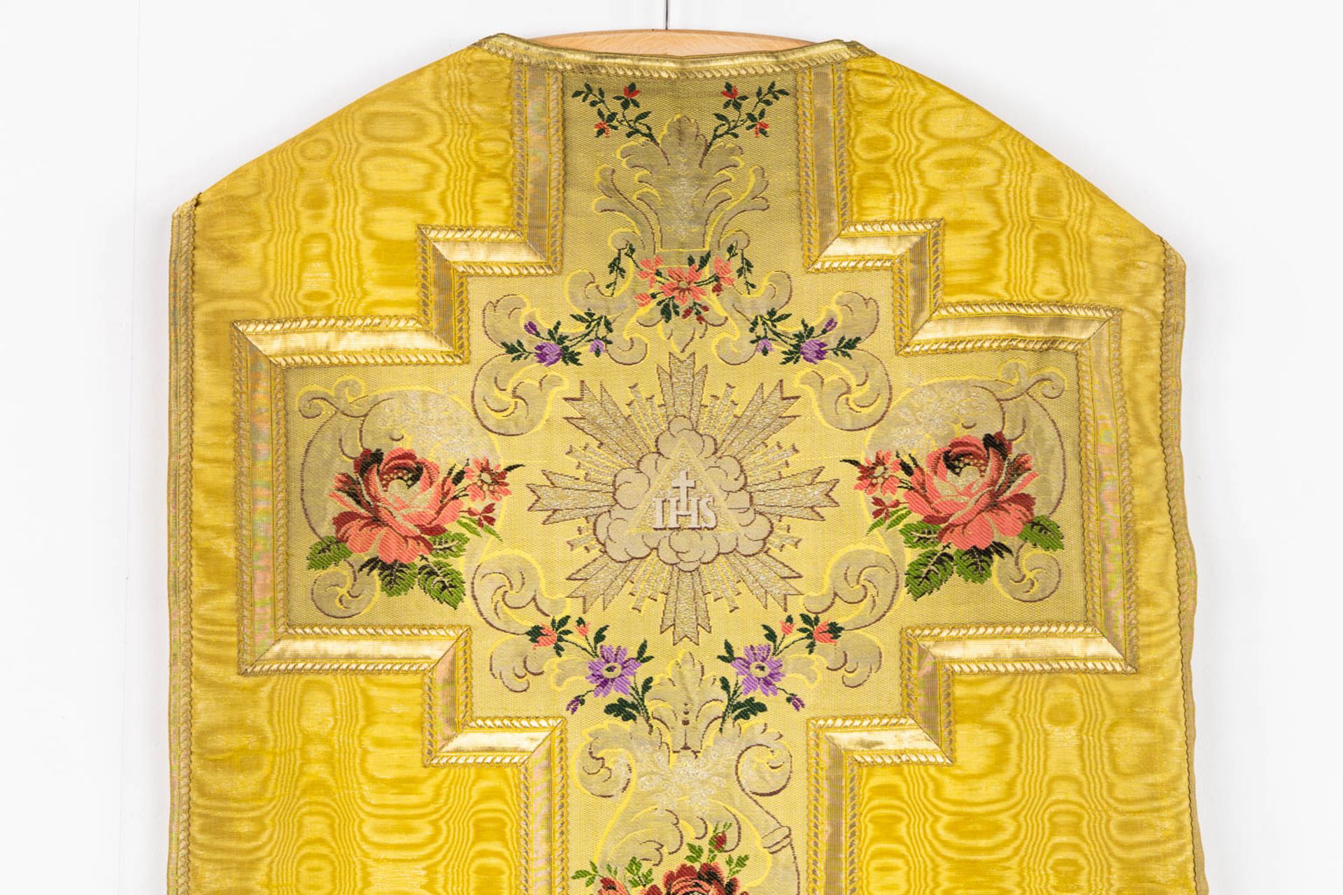 A Humeral Veil and Four Roman Chasubles, embroideries with an IHS and floral decor. - Image 13 of 29