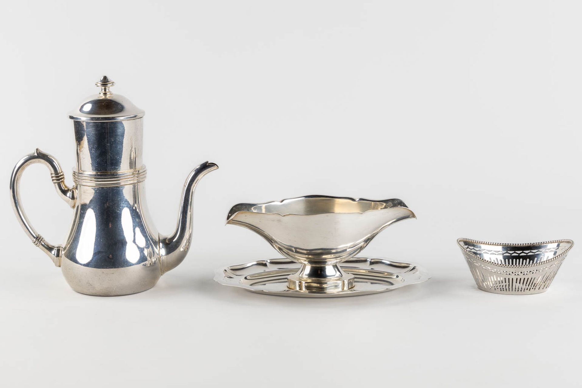 A collection of silver-plated serving accessories, saucer, coffee pot and a basket. (L:32 x W:52 cm) - Image 7 of 14