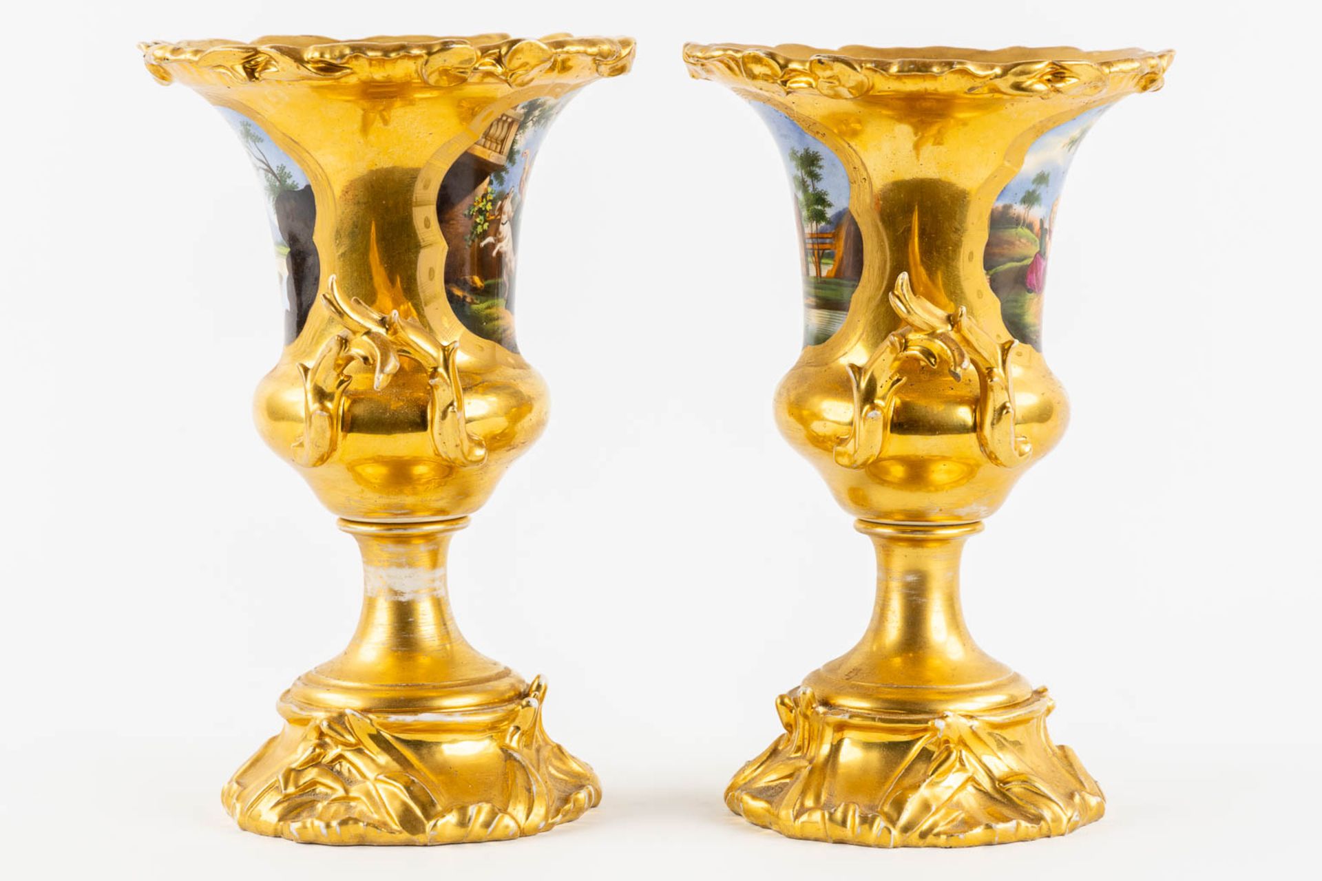 A pair of urns, Old Paris porcelain, hand-painted and gilt decor. 19th C. (H:27 x D:18 cm) - Image 4 of 14