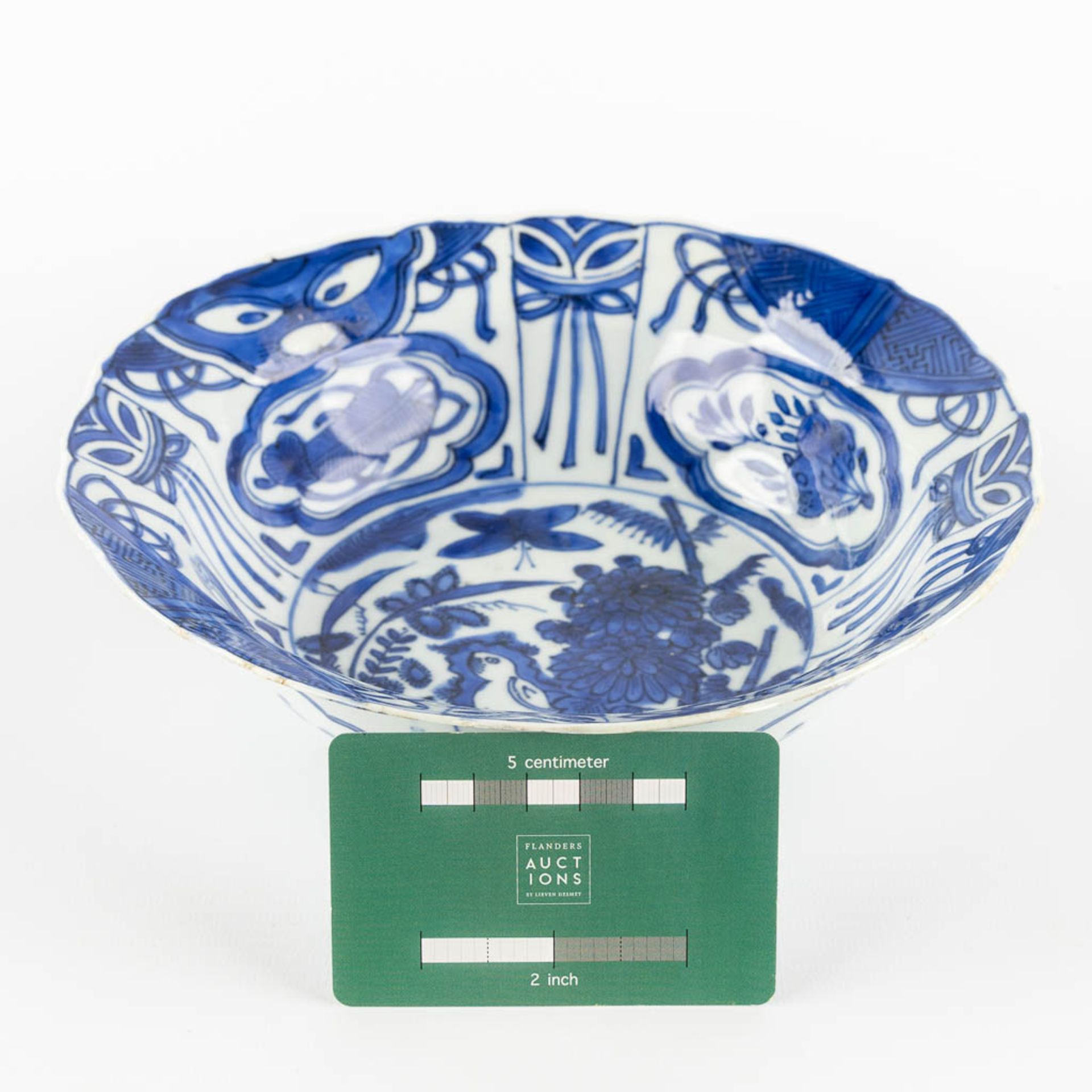 A Chinese 'Kraak' porcelain bowl, blue-white. (H:6 x D:21 cm) - Bild 2 aus 7