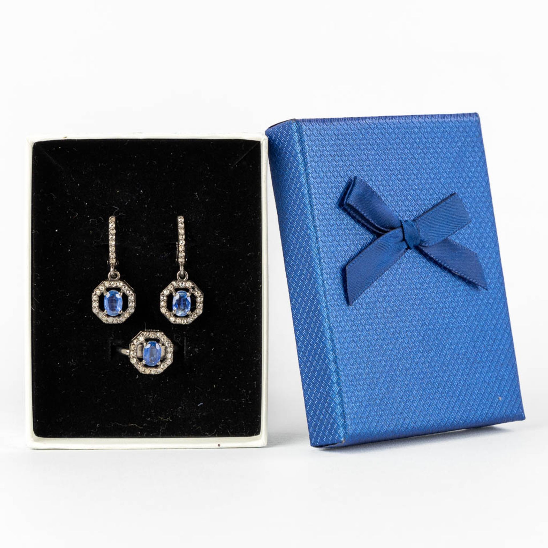 A matching set with a ring and a pair of earrings, silver with Kyanite and 'Old Cut' diamanten. 11,9