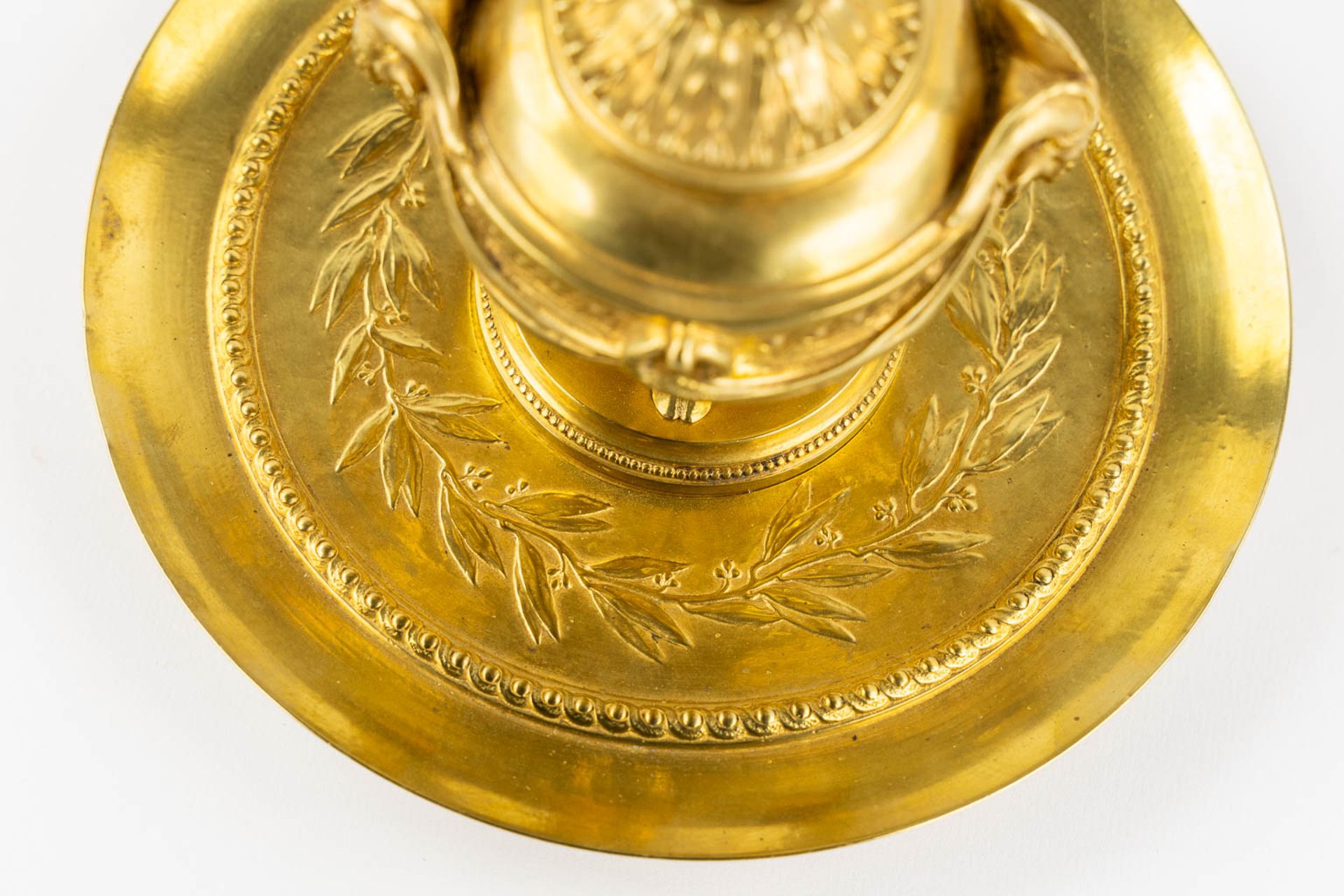 An inkpot decorated with ram's and garlands heads in Louis XVI style. Gilt bronze. (H:13 x D:19 cm) - Bild 12 aus 12