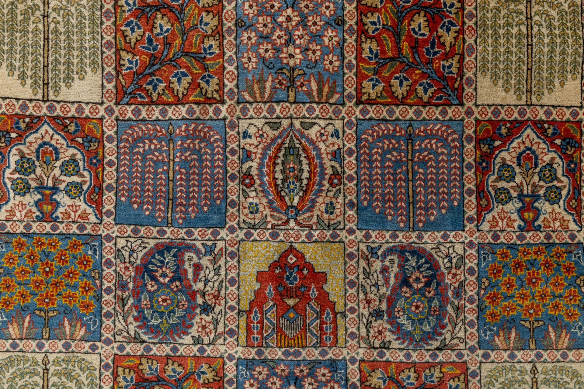 An Oriental hand-made carpet, Ghoum. (L:202 x W:135 cm) - Bild 4 aus 6
