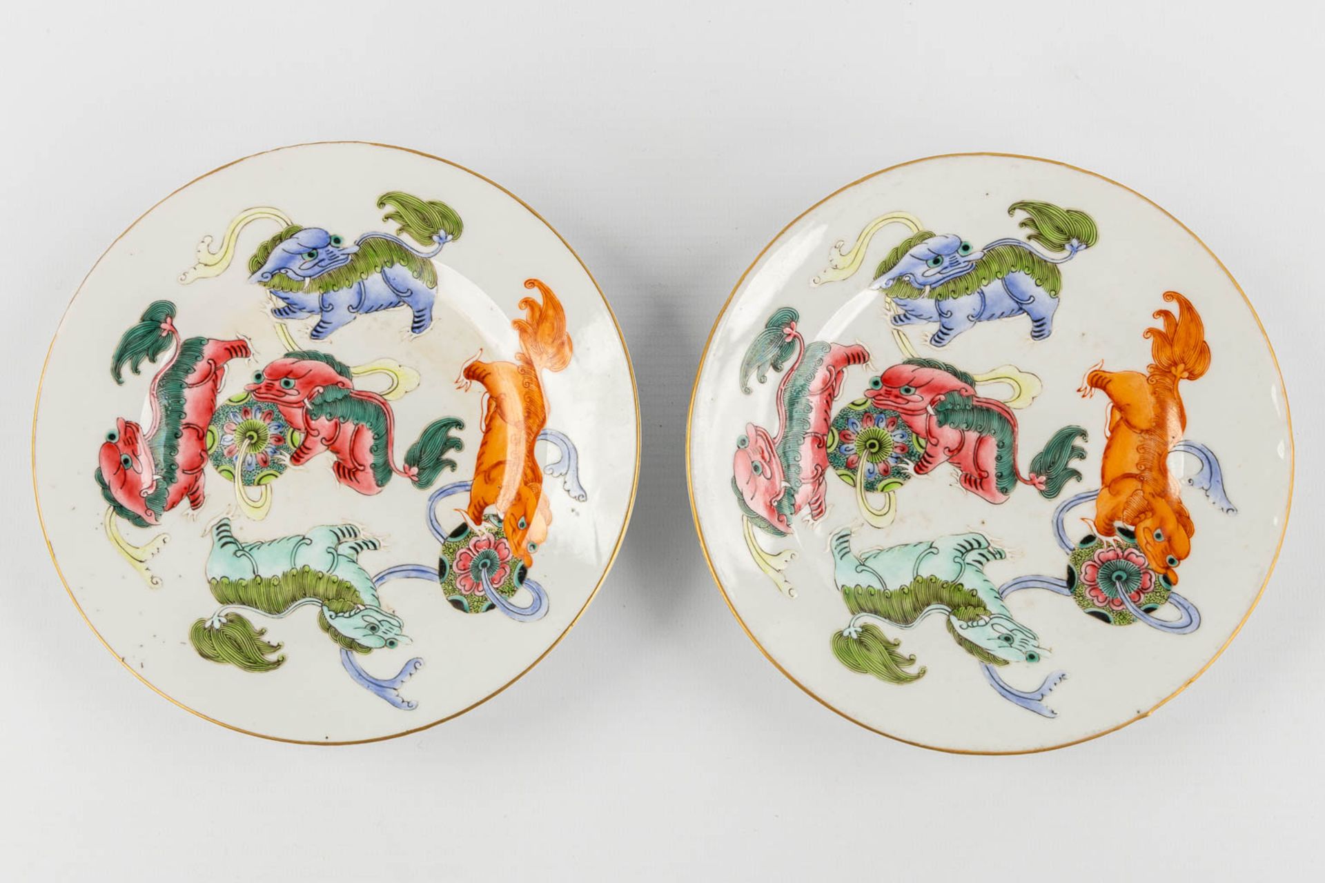 A Chinese pair of plates and a teapot. Decorated with Foo Lions and Figurines. (H:18 cm) - Image 3 of 15