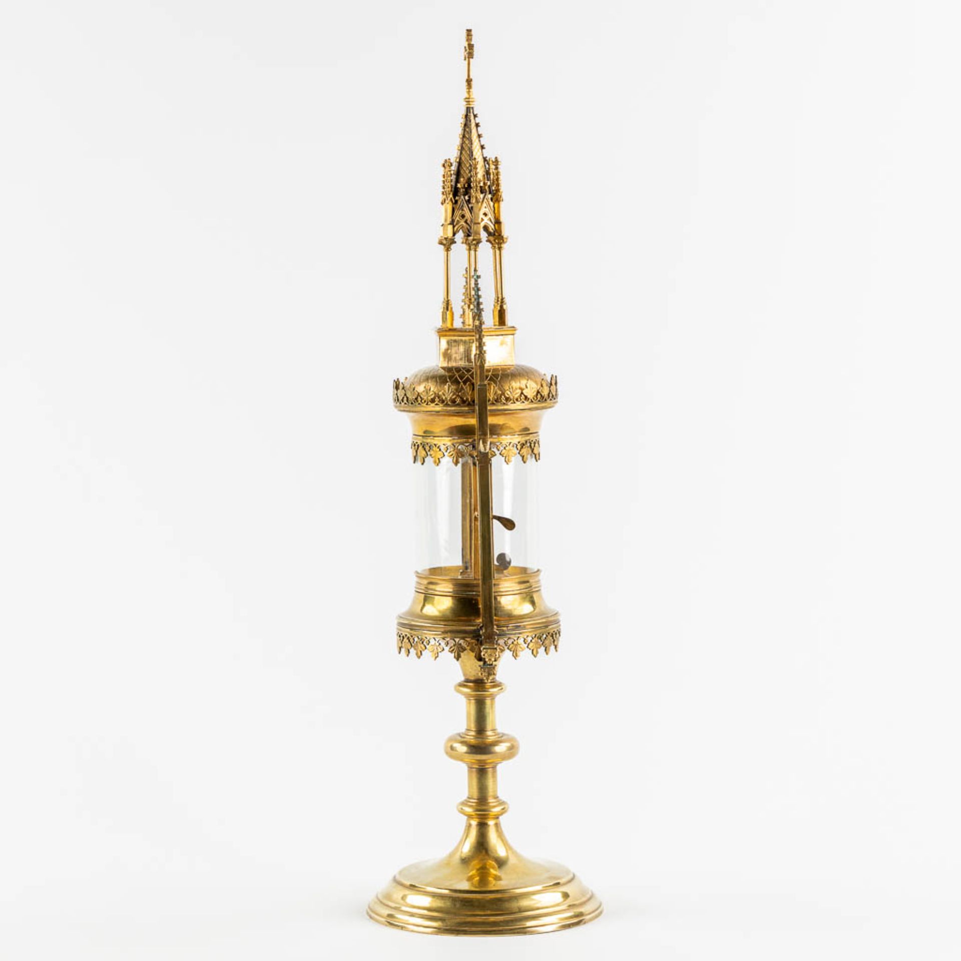 Auguste Moreeuw, Brugge. A tower monstrance, gilt brass in gothic revival style. (L:15,5 x W:20 x H: - Image 6 of 11