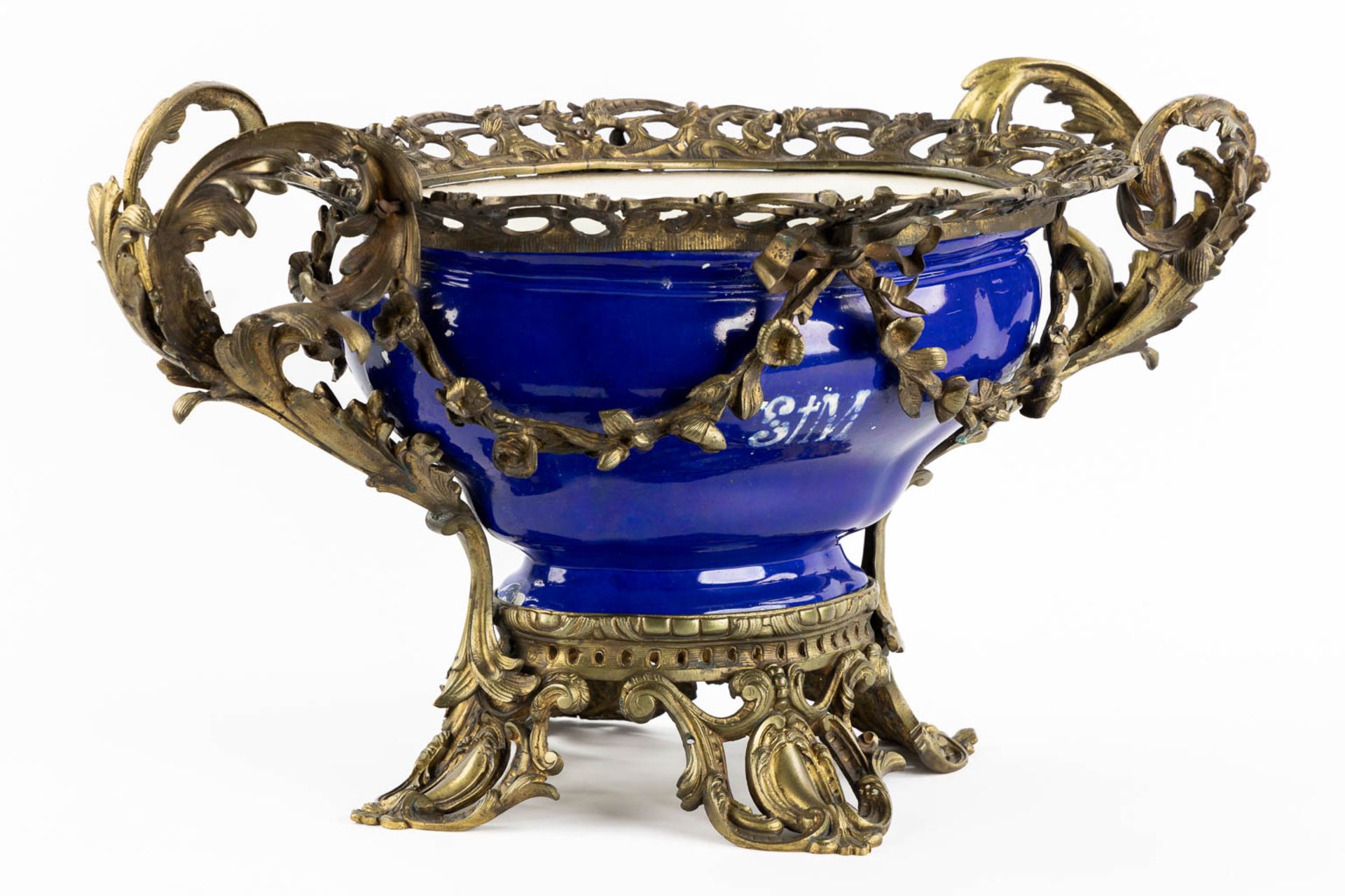 A large blue-glaze faience blowl mounted with bronze, 19th C. (L:31 x W:61 x H:34 cm) - Bild 3 aus 12