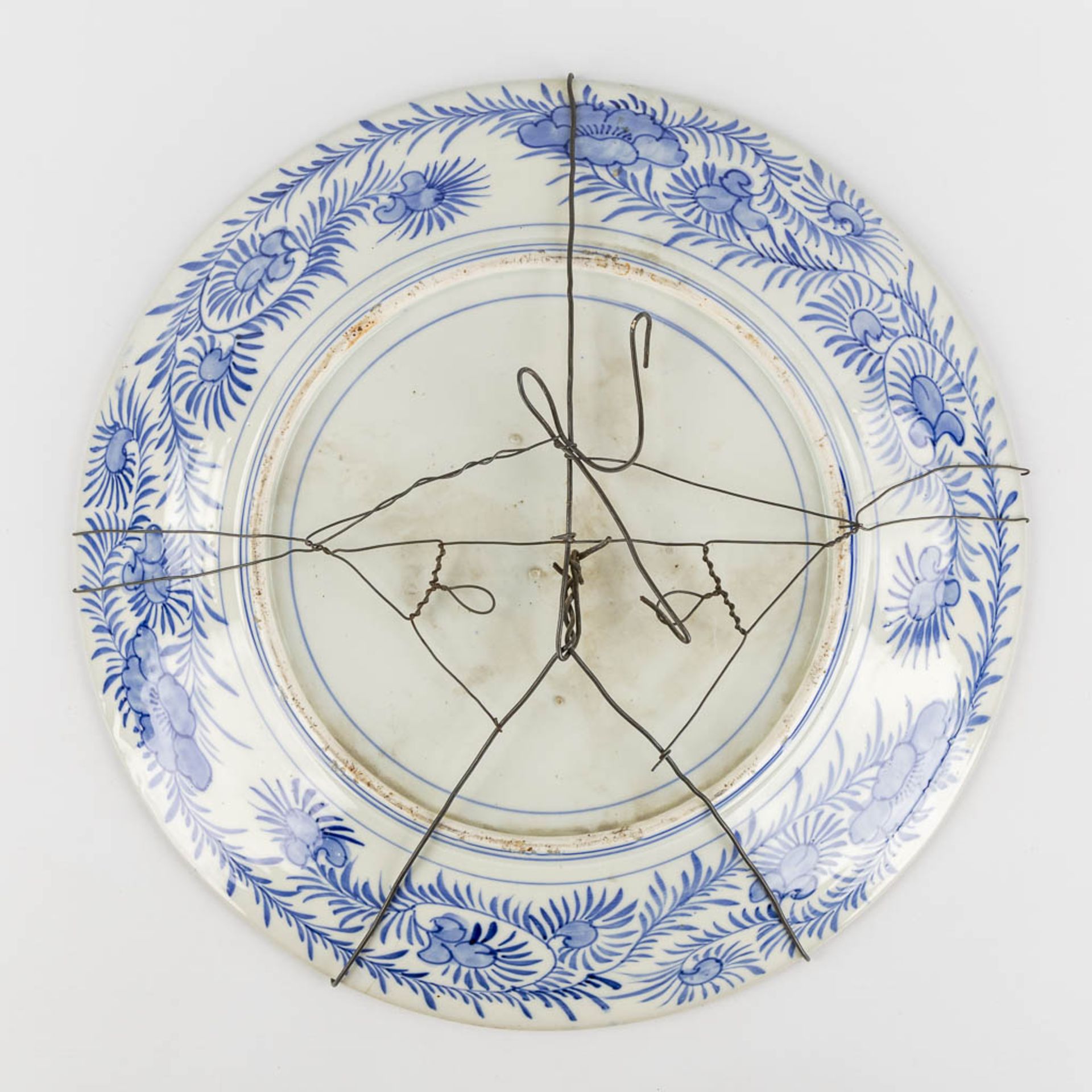 Eight Chinese and Japanese plates, Famille Rose and Imari. 19th and 20th C. (D:47 cm) - Bild 4 aus 16