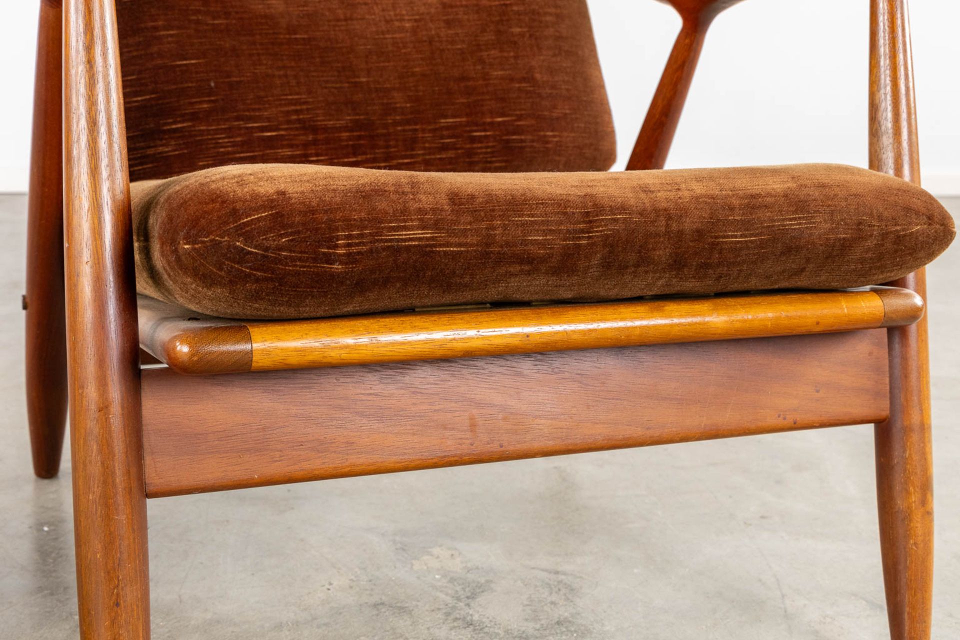 A pair of mid-century relax armchairs, teak. Scandinavia, 20th C. (L:83 x W:65 x H:70 cm) - Bild 10 aus 15