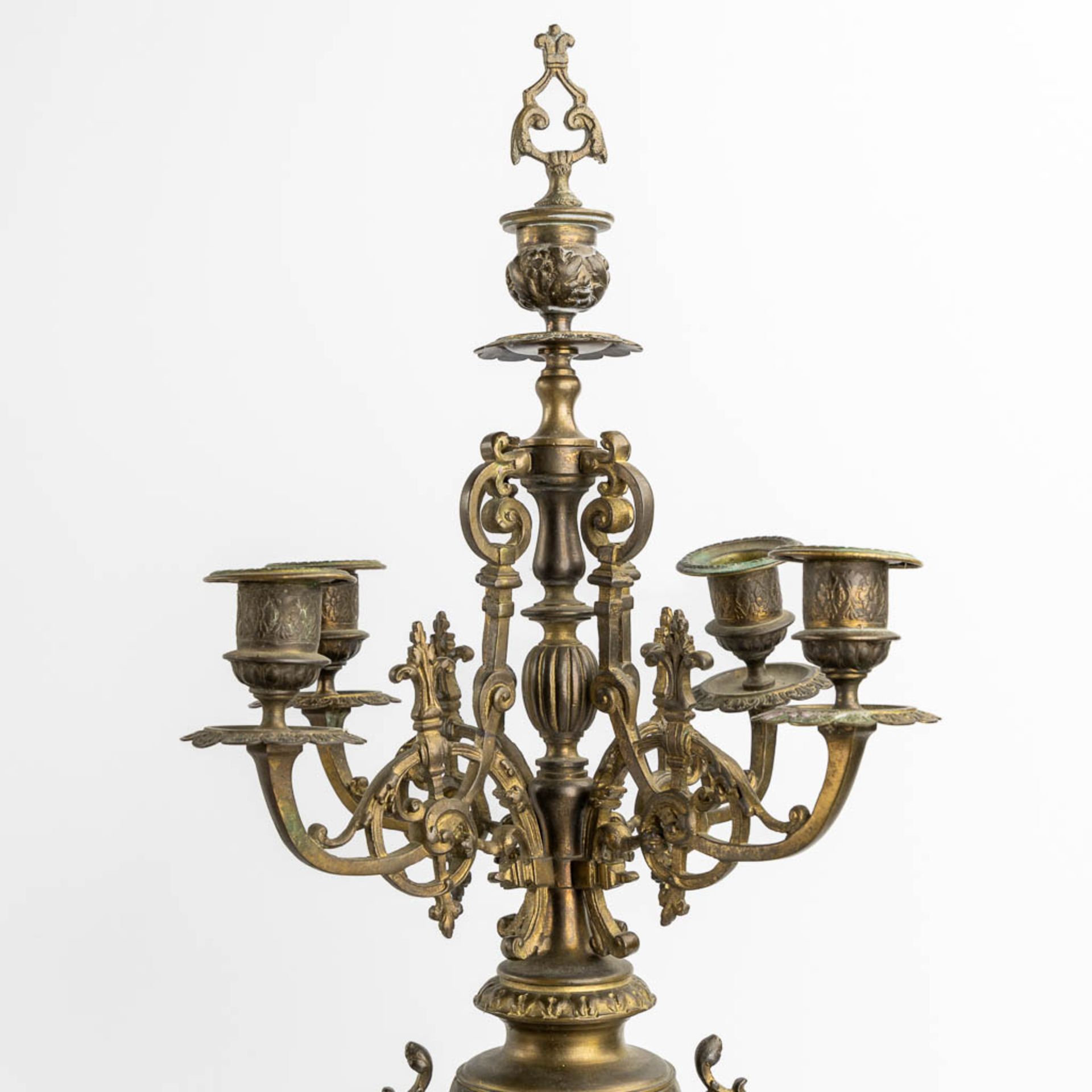 A three-piece mantle garniture in the shape of a castle with a knight, patinated bronze. Circa 1900. - Bild 7 aus 14