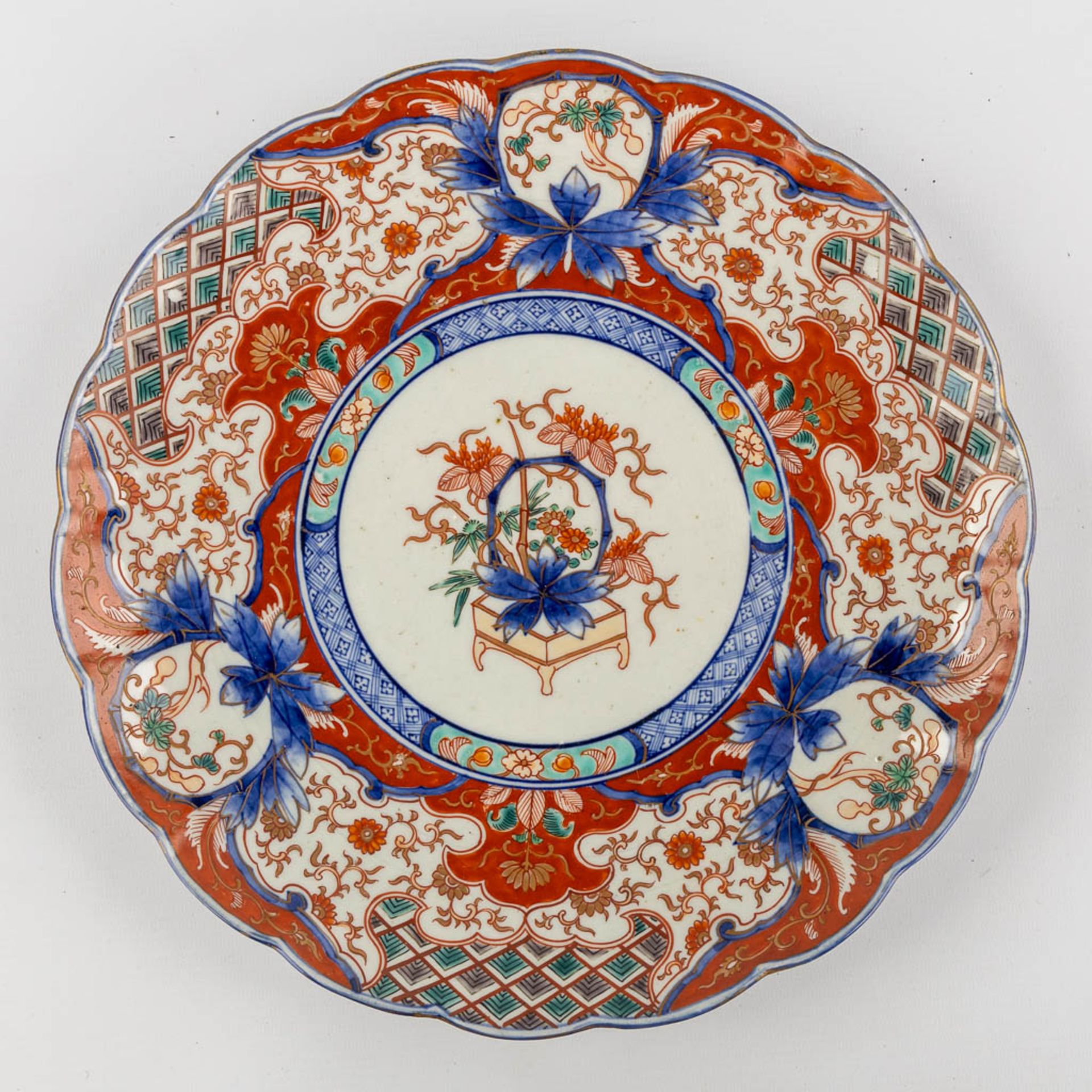 Eight Chinese and Japanese plates, Famille Rose and Imari. 19th and 20th C. (D:47 cm) - Bild 9 aus 16