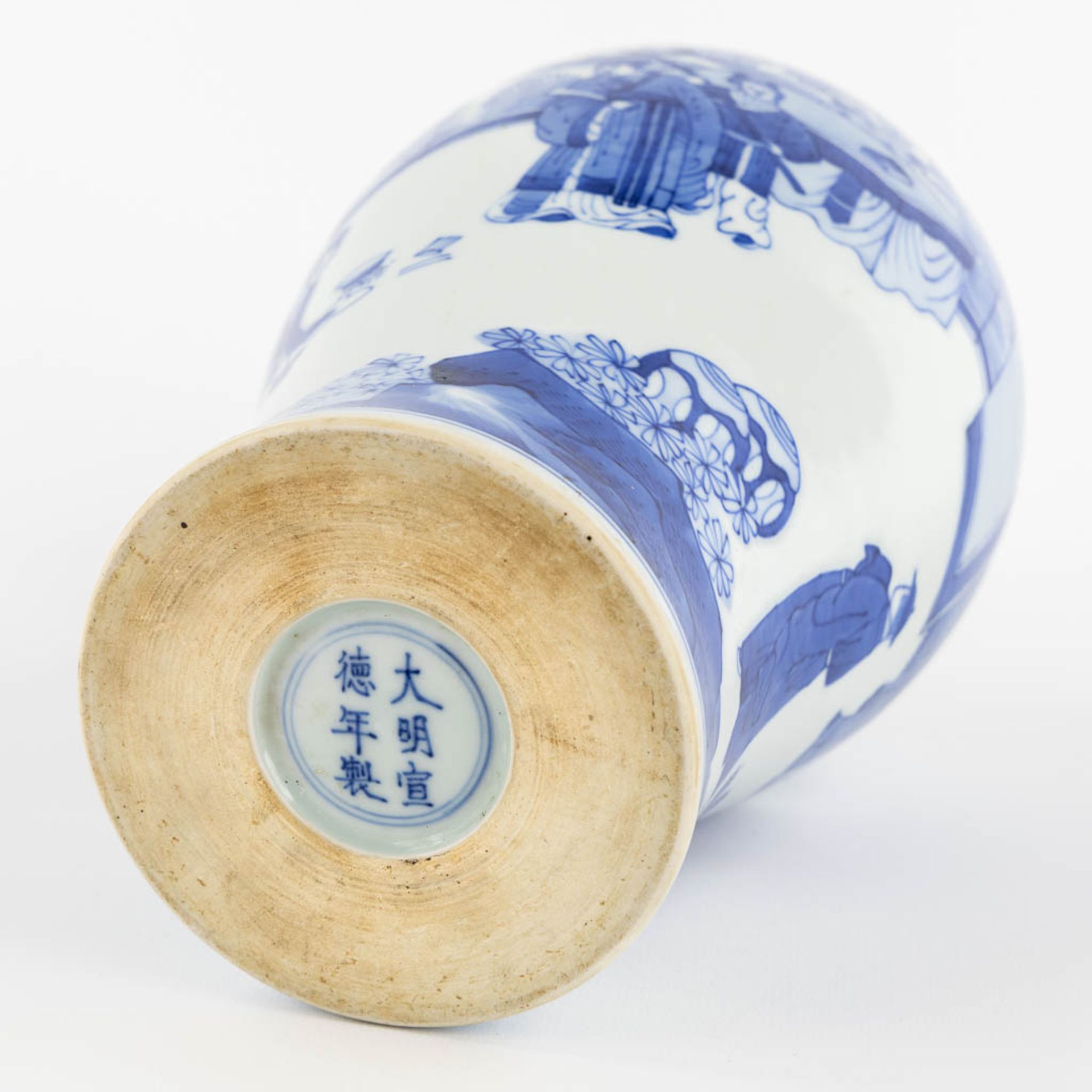 A Chinese 'Meiping' vase, blue-white decor. 20th C. (H:25 x D:15 cm) - Image 8 of 14