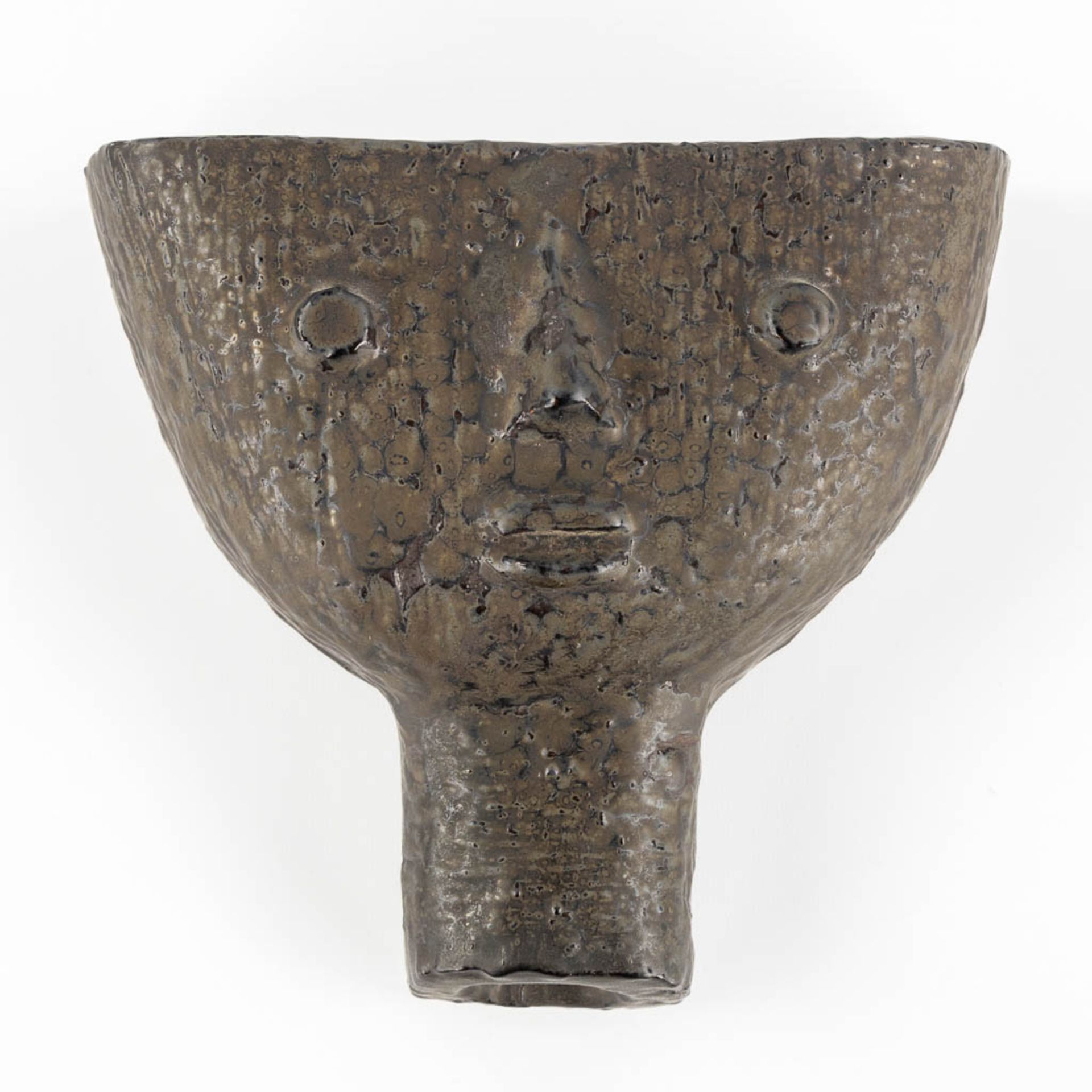 Elie VAN DAMME (1928) for Amphora, a wall mounted vase. (L:12 x W:24 x H:23 cm)