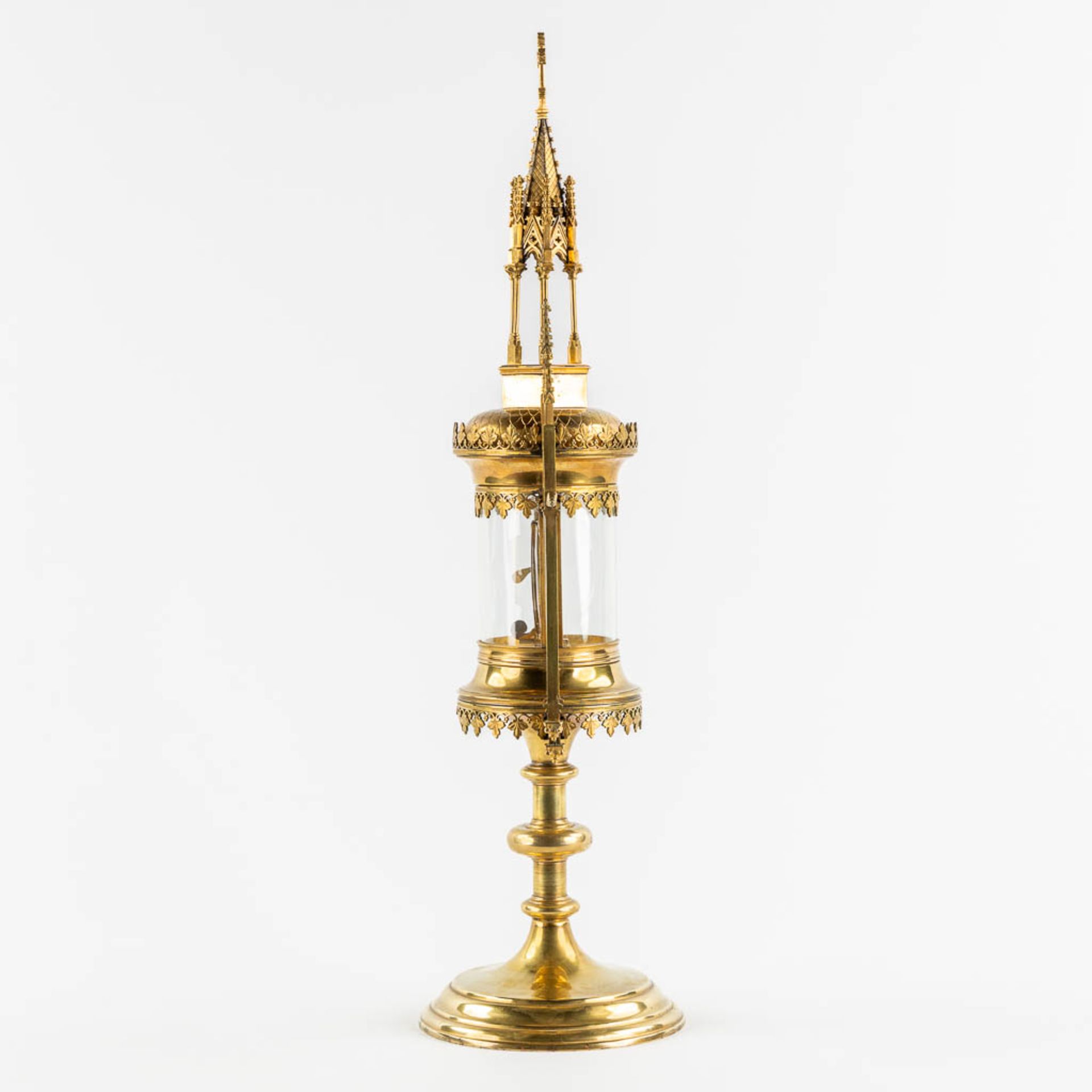 Auguste Moreeuw, Brugge. A tower monstrance, gilt brass in gothic revival style. (L:15,5 x W:20 x H: - Image 4 of 11
