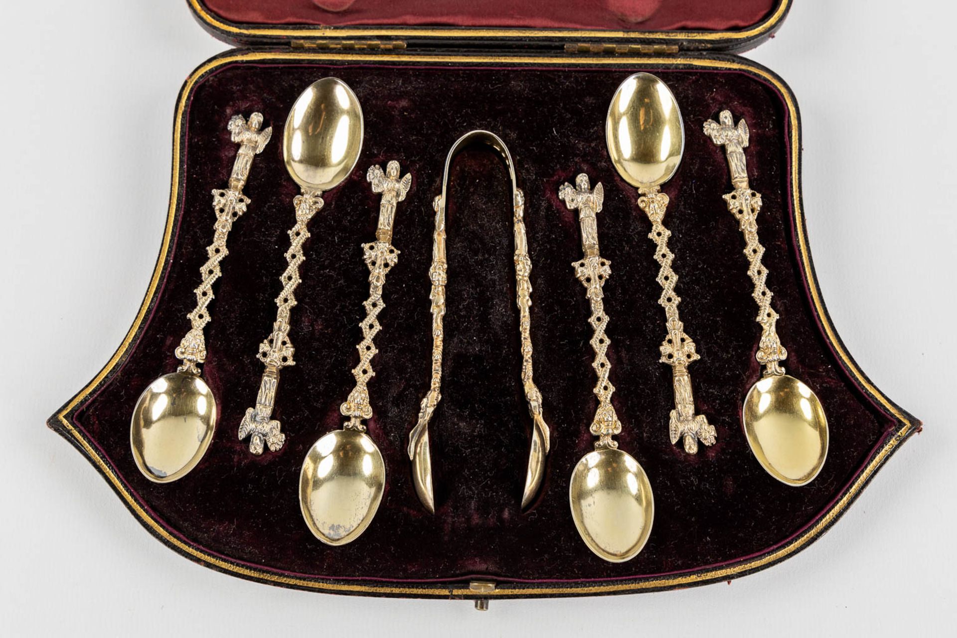 6 coffee spoons, a sugarthong, sugar caster and ice scoop, silver. France and UK, 19th C. (L:17 x W: - Image 3 of 15